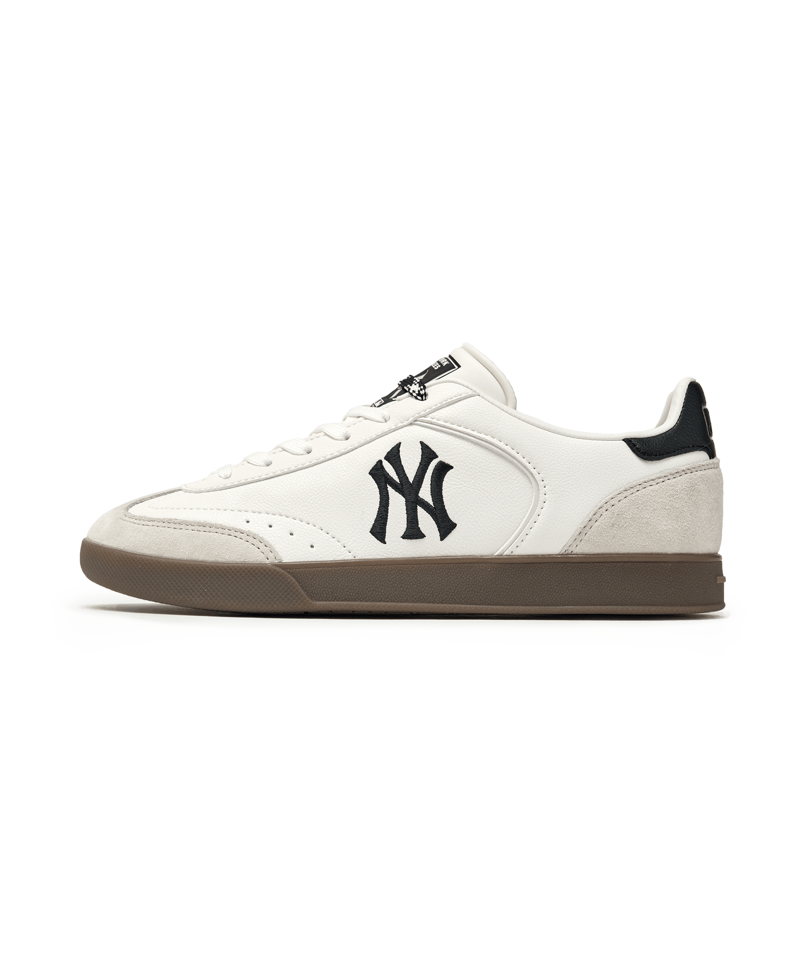 Chaussure MLB Clubby New York Yankees WHITE blanche, vue latérale sur fond vert, logo NY, style sport.