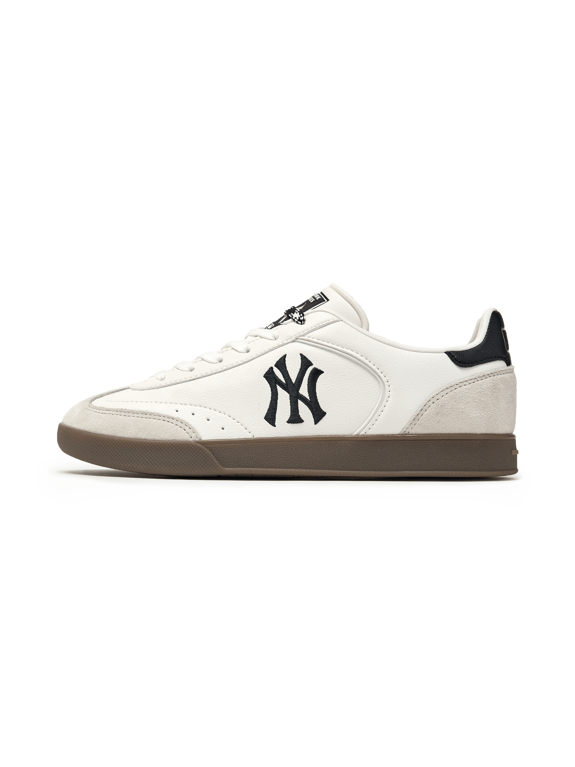 Chaussure MLB Clubby New York Yankees WHITE blanche, vue latérale sur fond vert, logo NY, style sport.