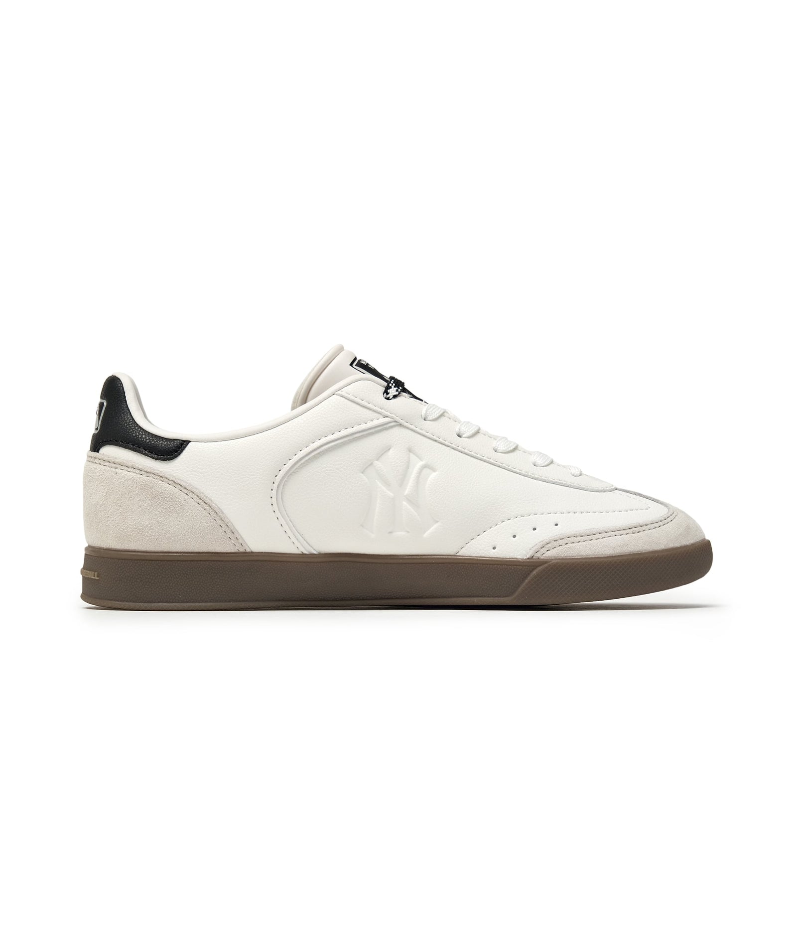 MLB Clubby New York Yankees WHITE : chaussure blanche New York Yankees, visuel studio fond clair, marque MLB Clubby.