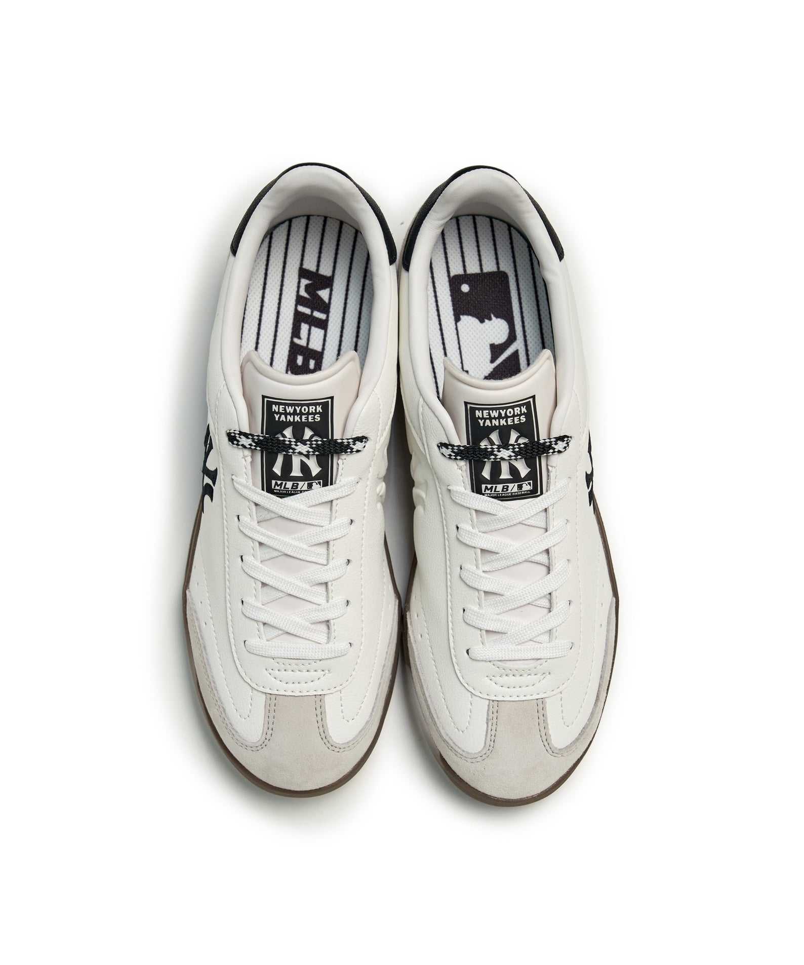 MLB Clubby New York Yankees WHITE : baskets blanches de la marque MLB, vue de dessus, lacets et logo Yankees.