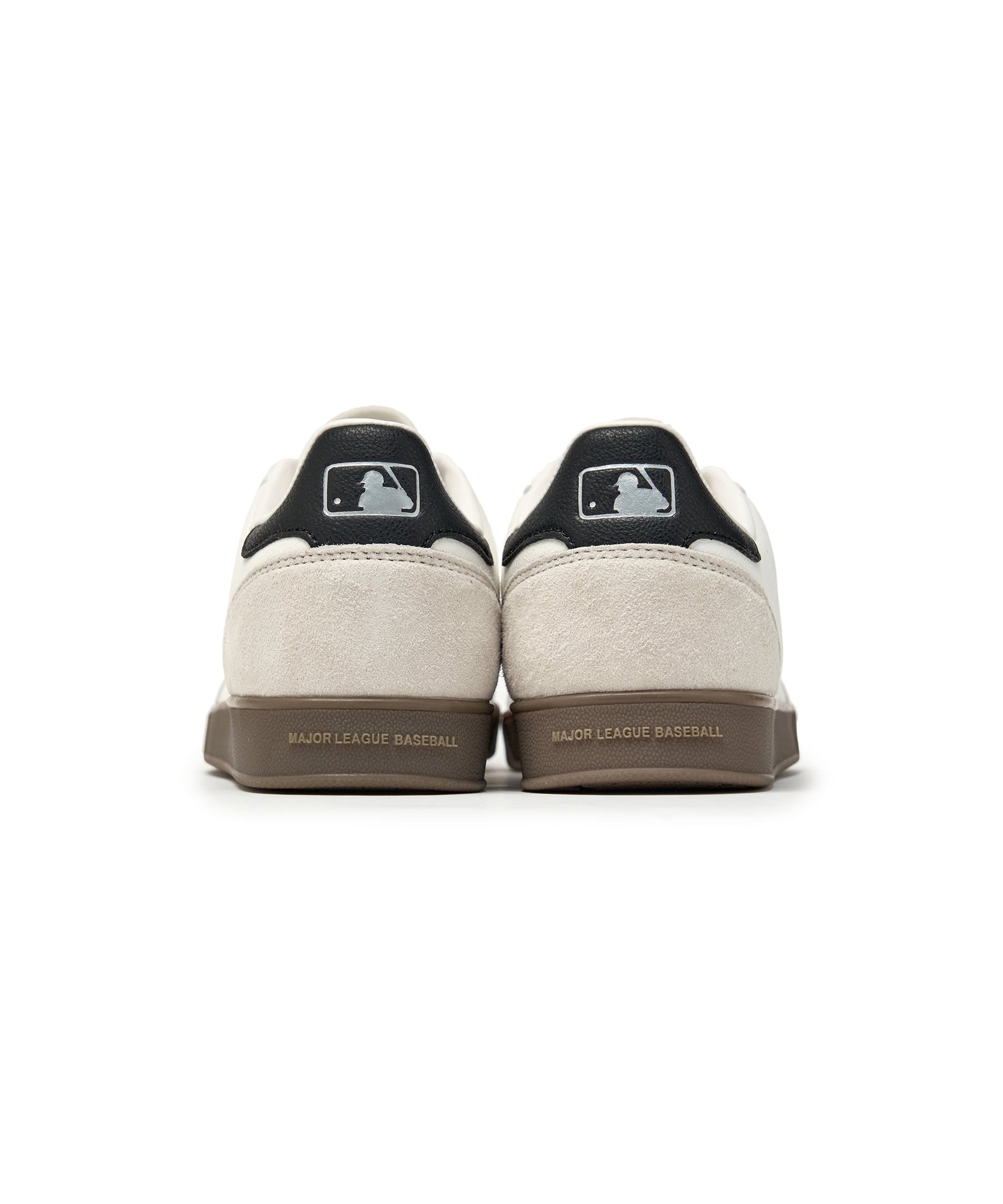 MLB Clubby New York Yankees WHITE, paire de chaussures blanches, vue arrière sur fond blanc, style MLB Yankees