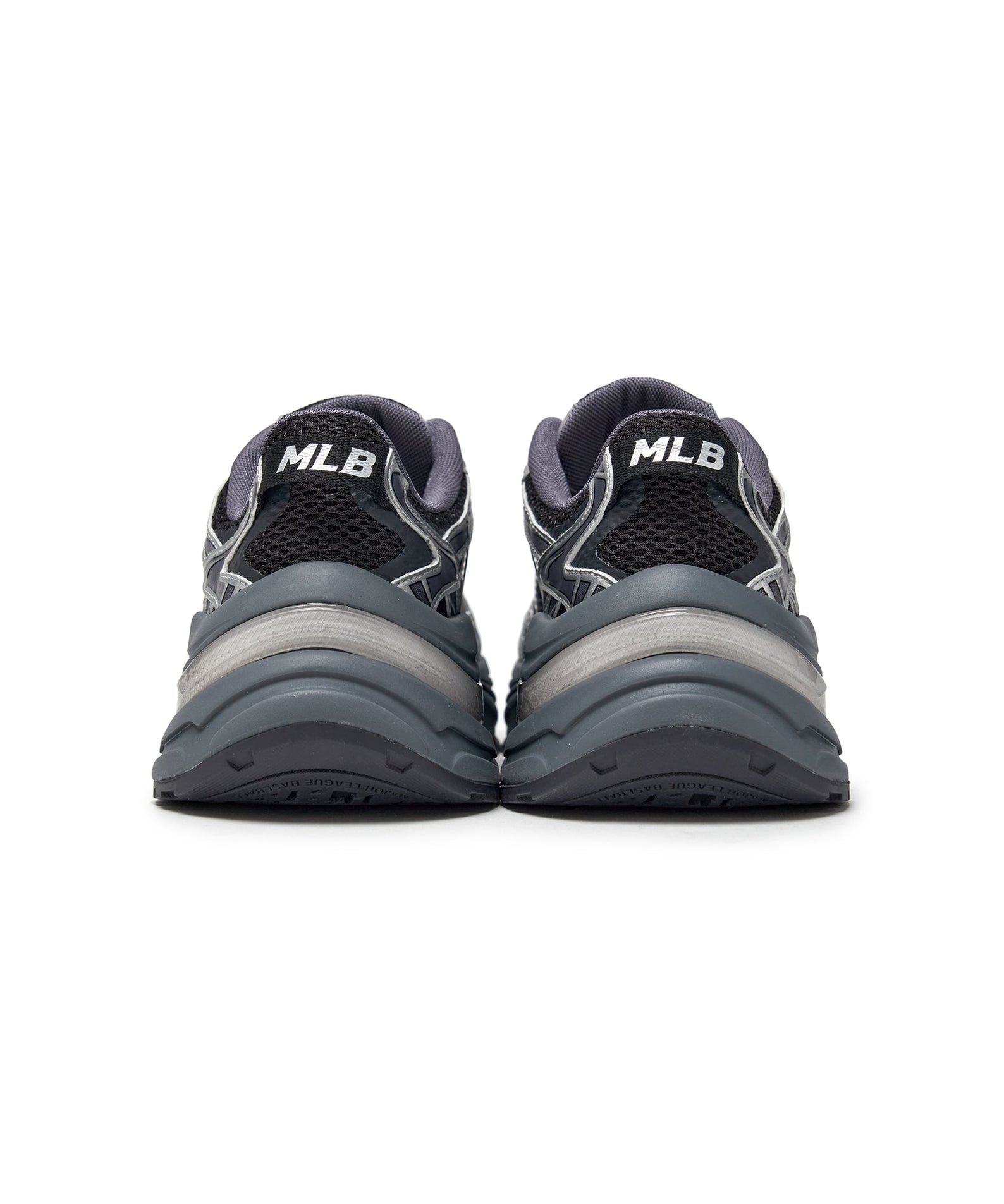 MLB Curve Runner Enamel New York Yankees SILVER : chaussures MLB argentées, vue arrière sur fond blanc.