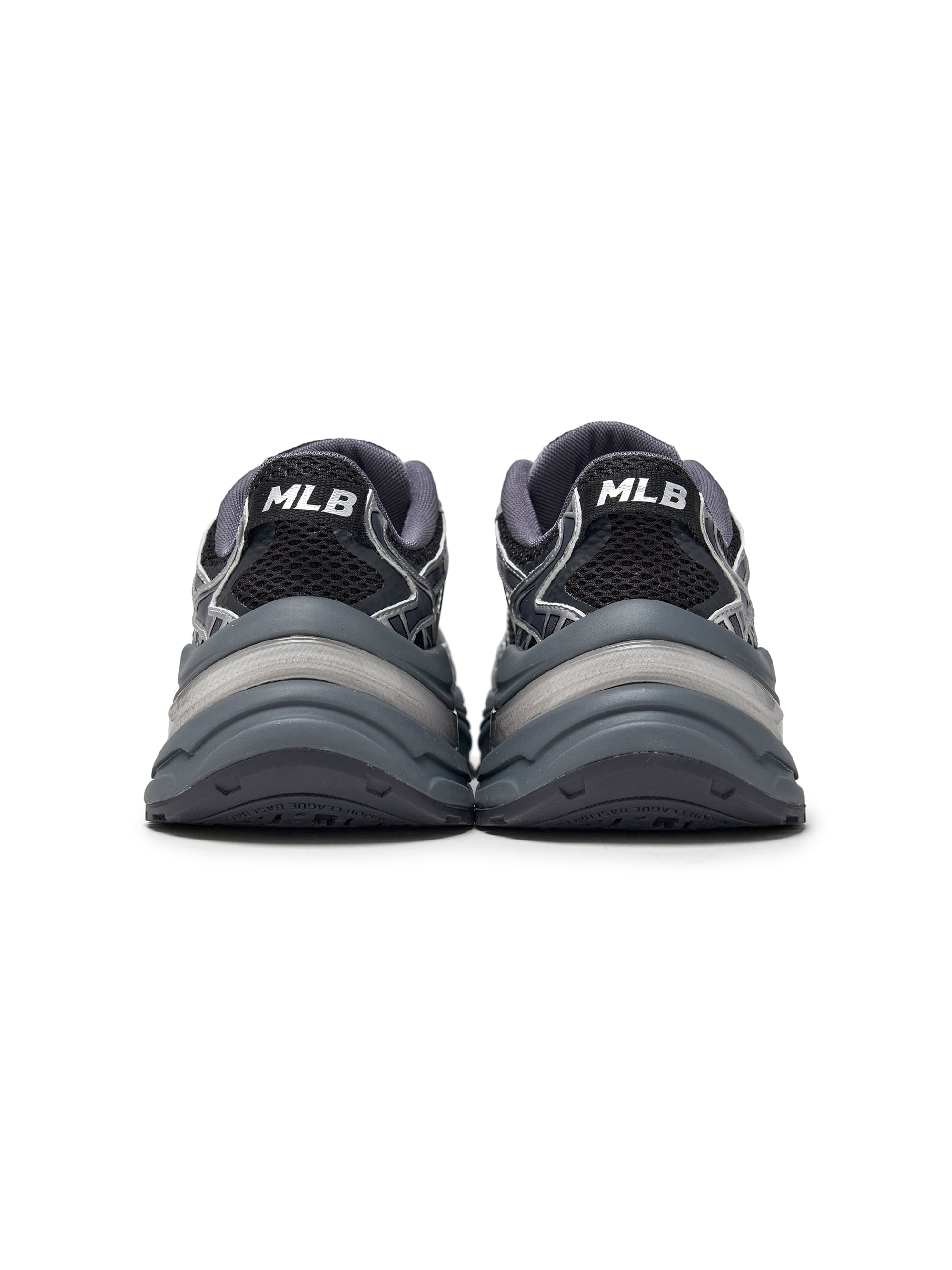 MLB Curve Runner Enamel New York Yankees SILVER : chaussures MLB argentées, vue arrière sur fond blanc.