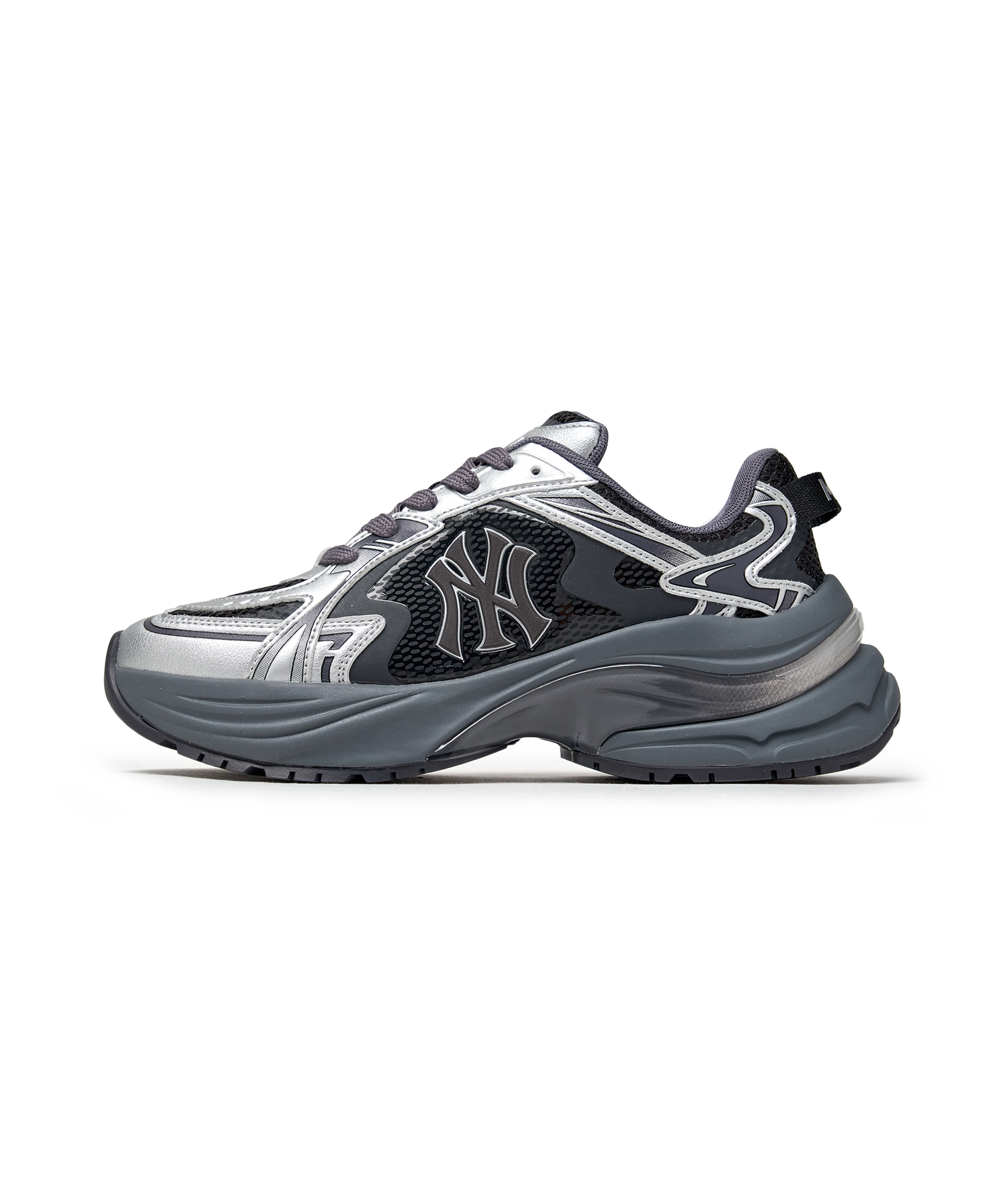 MLB Curve Runner Enamel New York Yankees SILVER : chaussure MLB argentée, logo NY, sur fond noir, style running.