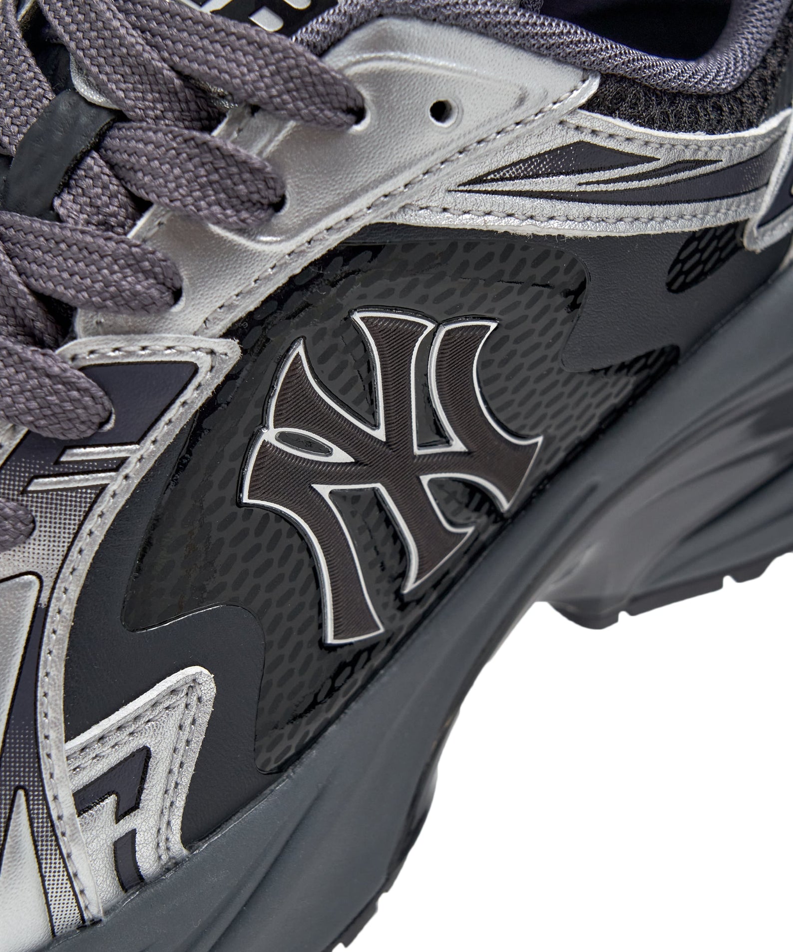 MLB Curve Runner Enamel New York Yankees SILVER : chaussures MLB NY Yankees grises avec logo au gros plan.