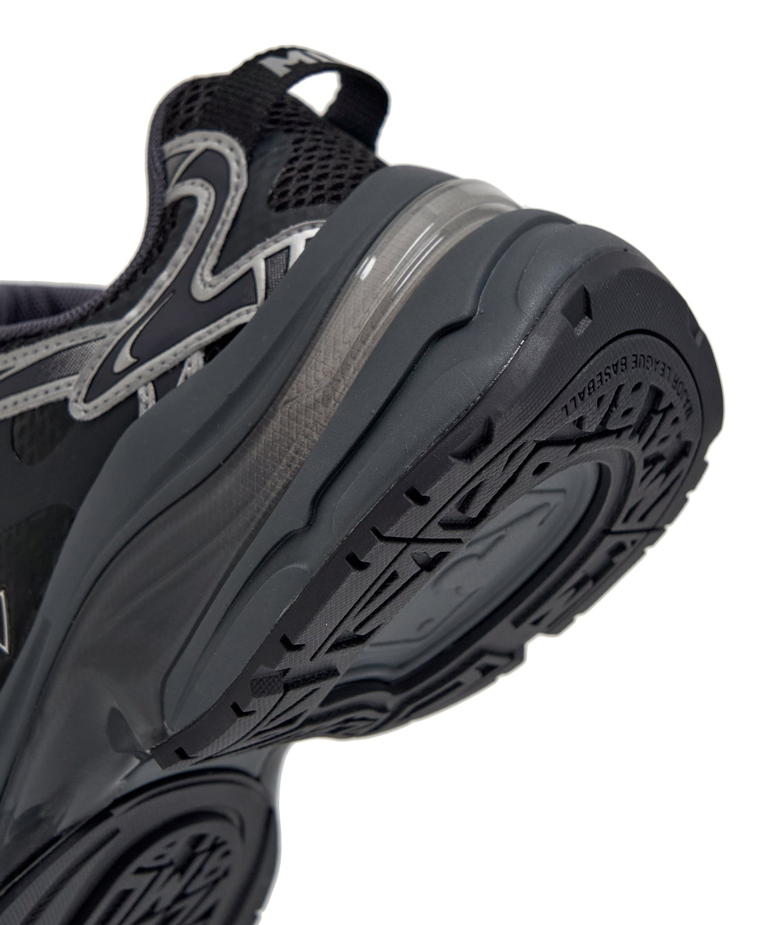 MLB Curve Runner Enamel New York Yankees SILVER : chaussure New York Yankees argentée, gros plan semelle noire, vue studio.