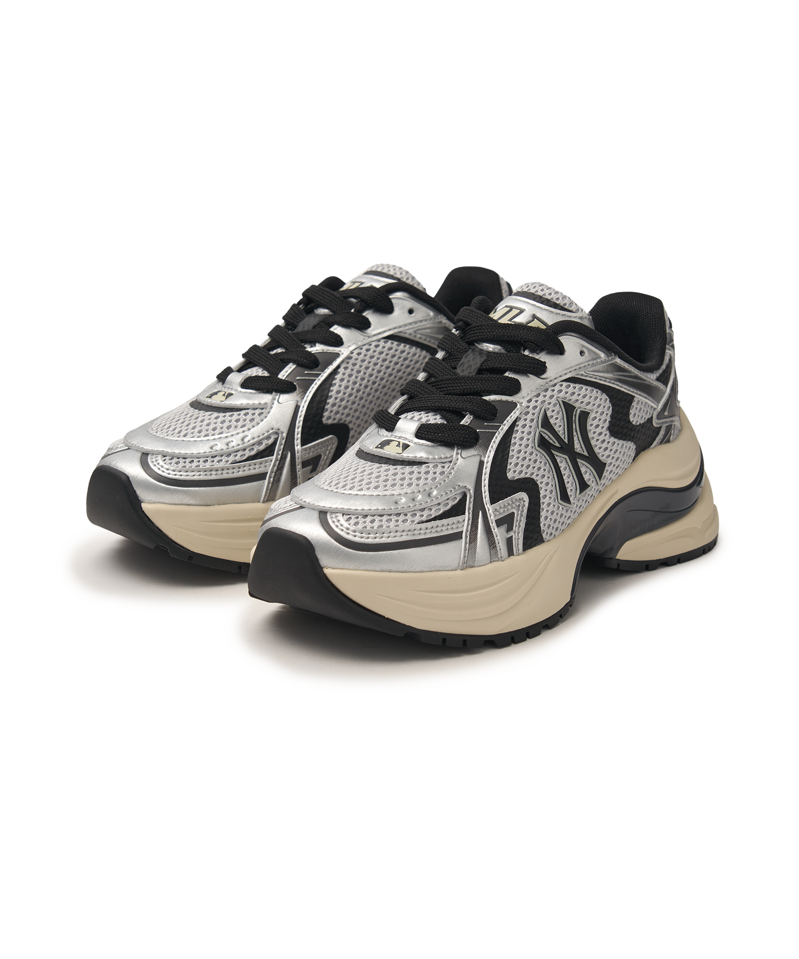 MLB Curve Runner New York Yankees SILVER, baskets marque MLB, vue produit sur fond noir, style argent.