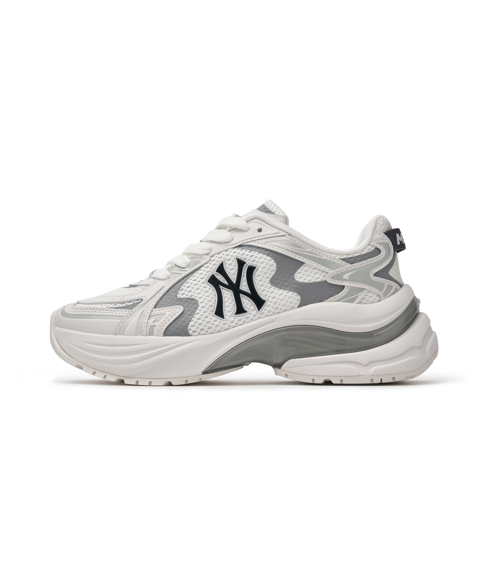 MLB Curve Runner New York Yankees WHITE, baskets blanches avec logo Yankees, style sportif sur fond noir.