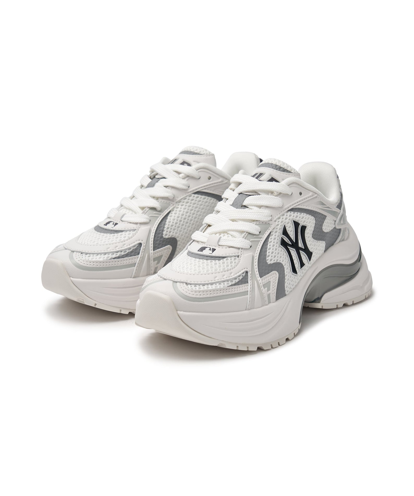 MLB Curve Runner New York Yankees WHITE : baskets blanches de la marque MLB, vue rapprochée sur fond blanc.
