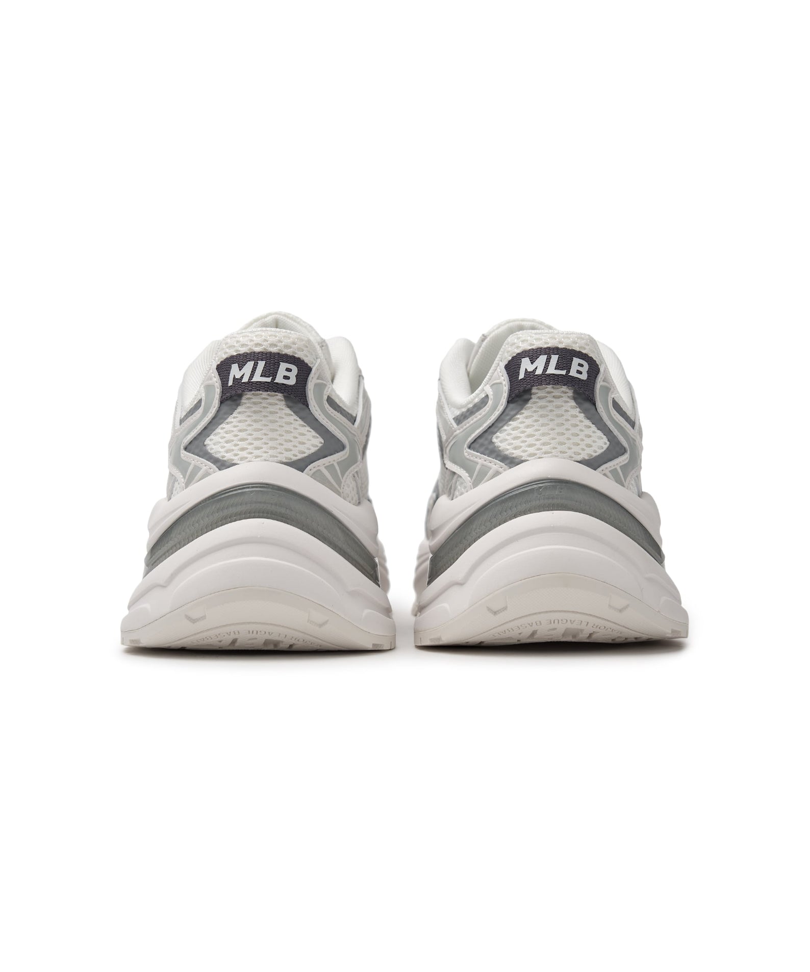 MLB Curve Runner New York Yankees WHITE : baskets MLB blanches vues de dos sur fond blanc, logo Yankees et tag MLB