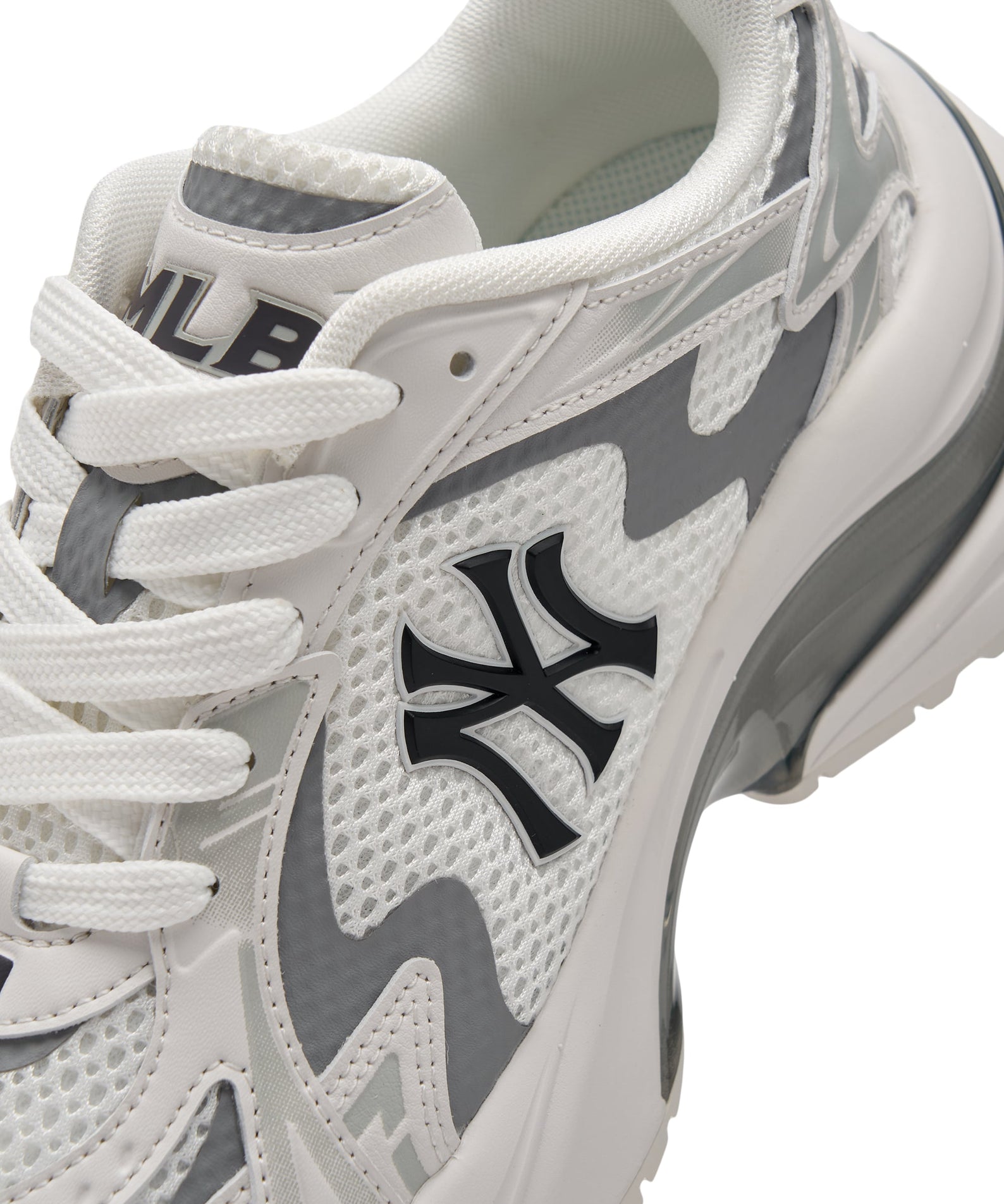 MLB Curve Runner New York Yankees WHITE : baskets blanches Asics, logo Yankees, gros plan sur la chaussure et les détails