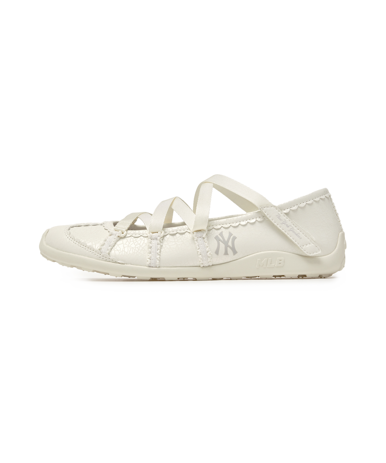 MLB Flare Mary Jane New York Yankees CREAM, chaussure fille crème avec logo Yankees, fond blanc studio, style Mary Jane.