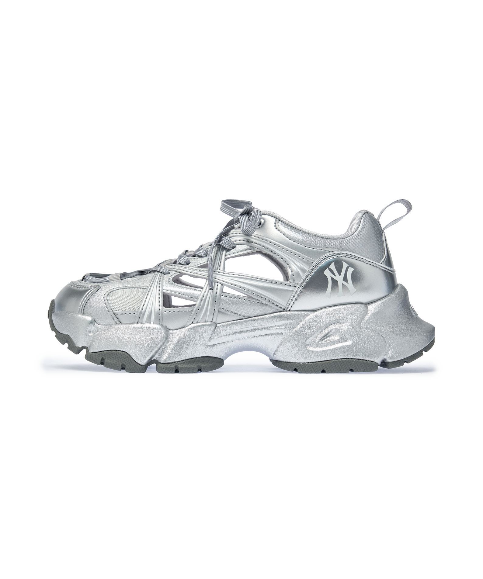 MLB Pastry Runner Mask Metal New York Yankees SILVER : chaussure argentée, logo NY, sur fond blanc, style lifestyle.