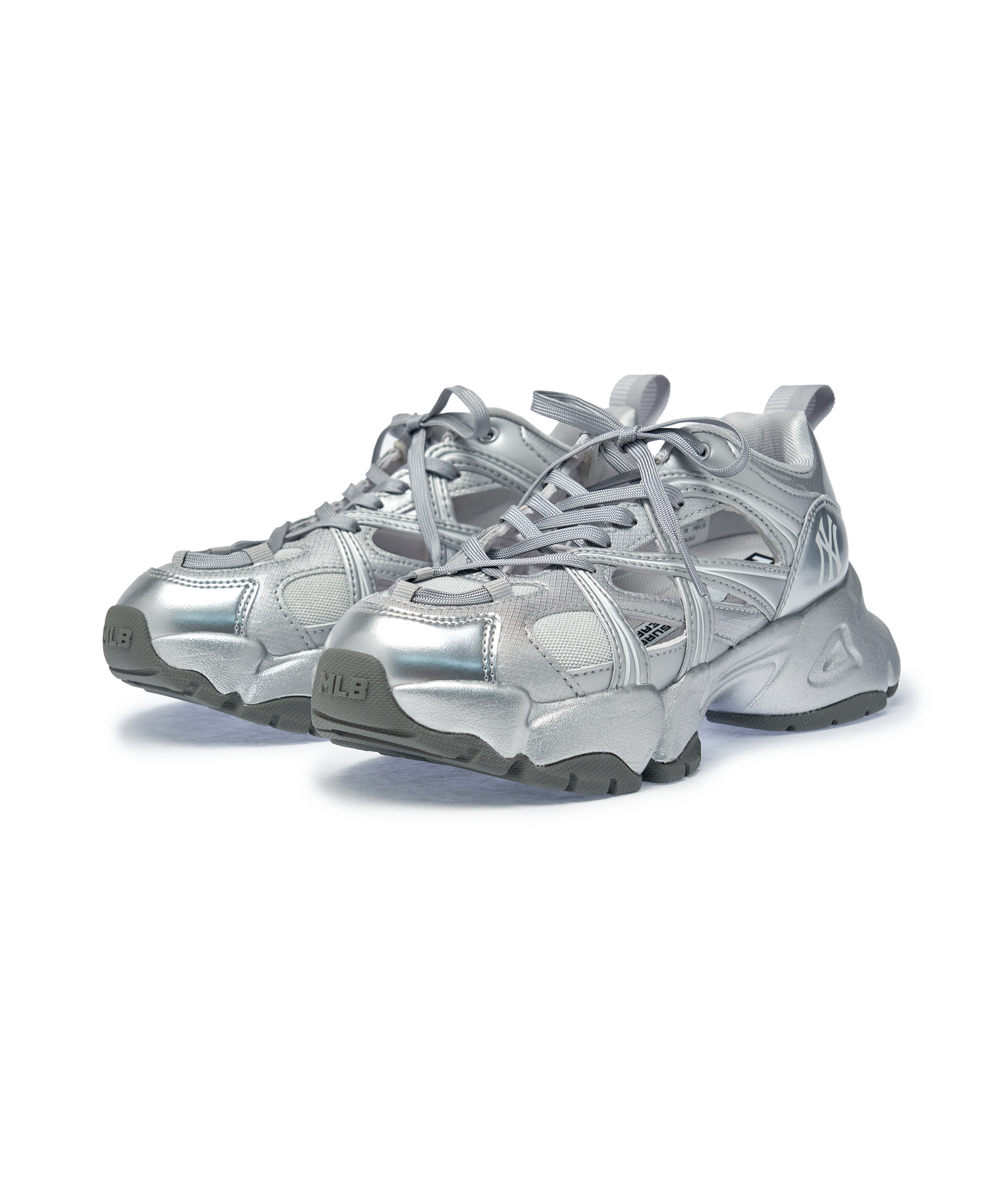 MLB Pastry Runner Mask Metal New York Yankees SILVER, chaussures MLB argentées avec détails Yankees, fond noir.