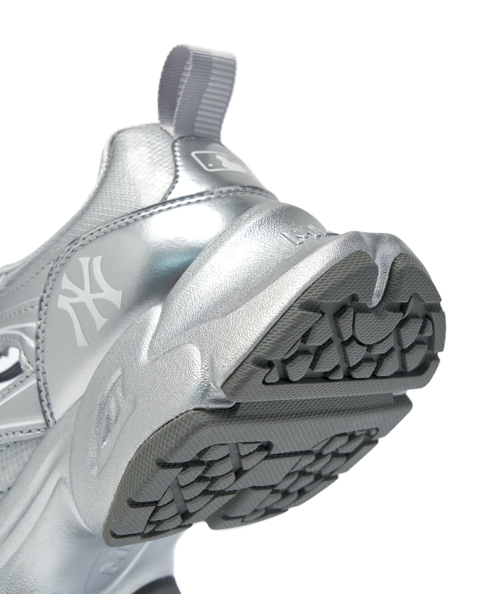 MLB Pastry Runner Mask Metal New York Yankees SILVER : chaussure argentée, gros plan semelle, logo Yankees, style sport.
