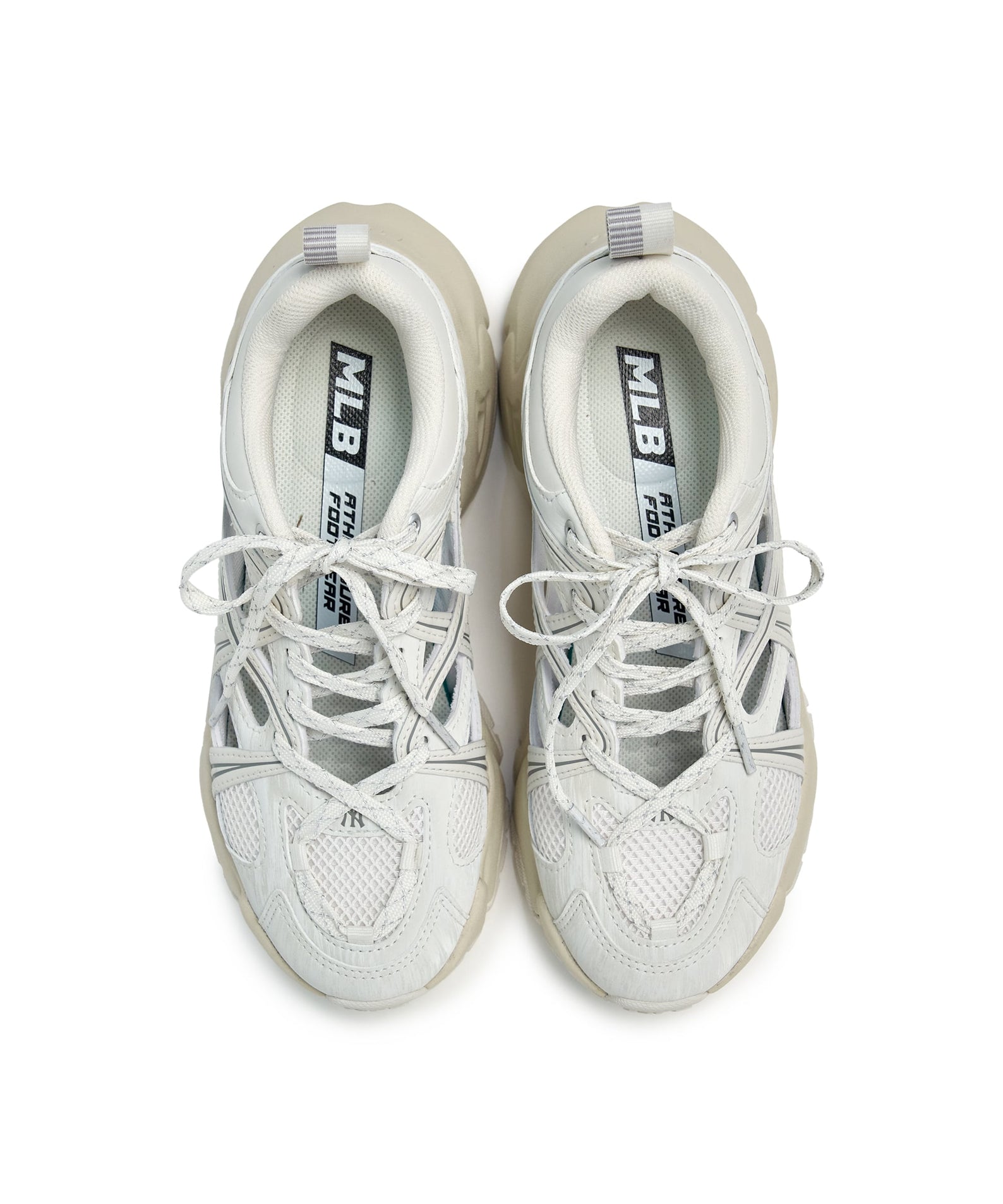 MLB Pastry Runner Mask New York Yankees CREAM, chaussures MLB blanches vues de dessus, lacets et semelles, fond clair.