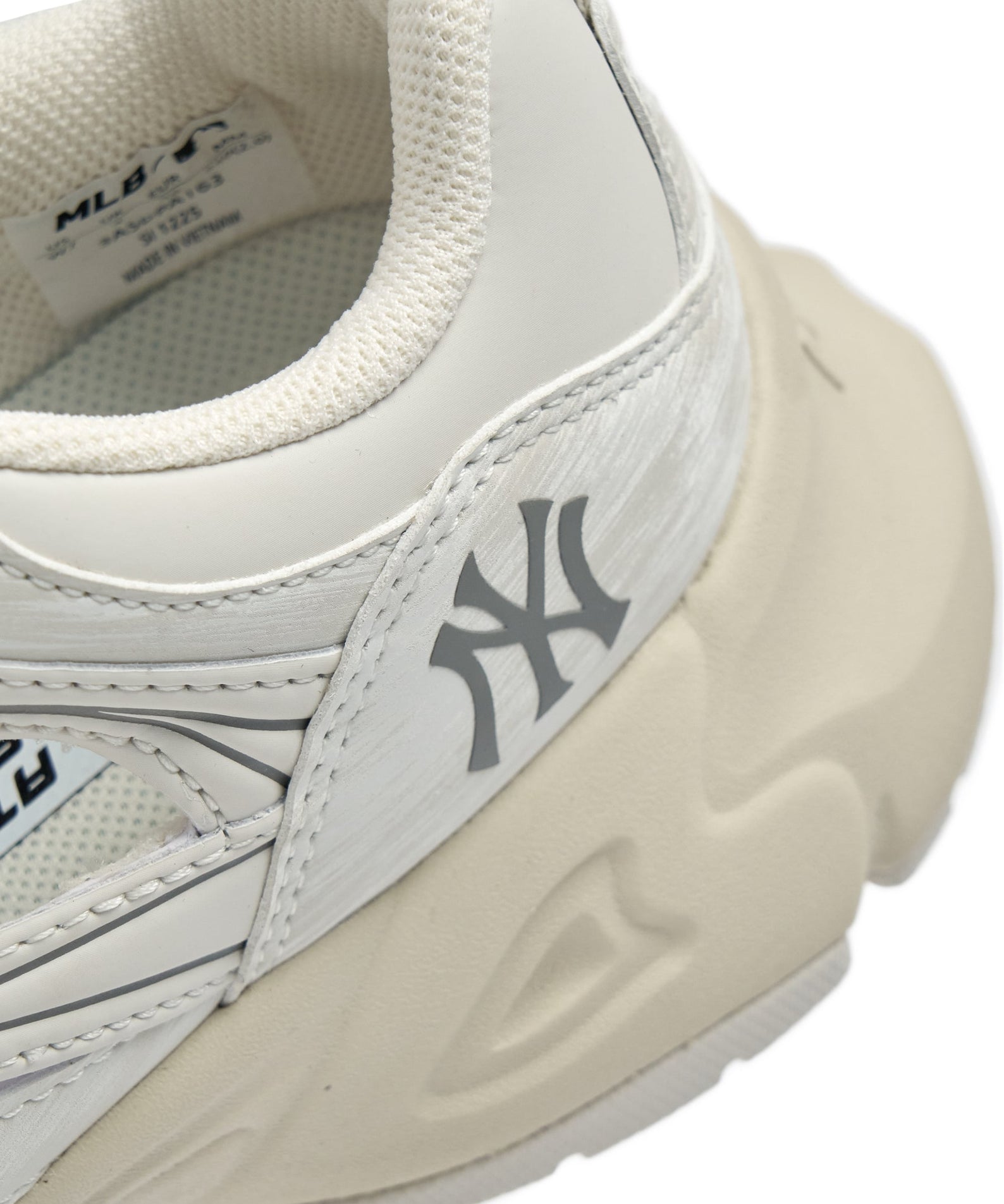 MLB Pastry Runner Mask New York Yankees CREAM, gros plan chaussures/Runner blanc cassé MLB, logo Yankees, style rétro.