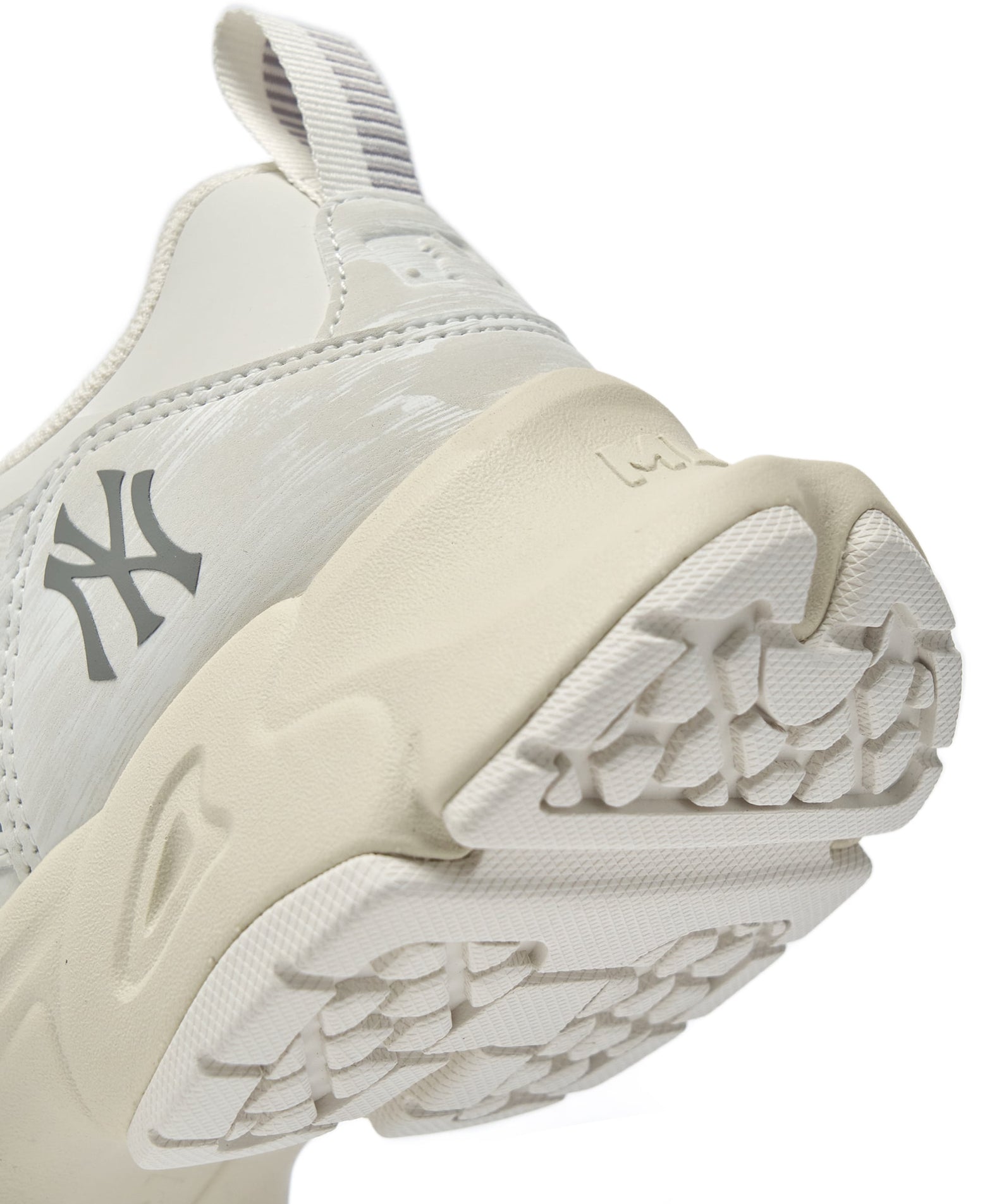 MLB Pastry Runner Mask New York Yankees CREAM, chaussure blanche MLB avec empiècements et logo Yankees, vue détail.