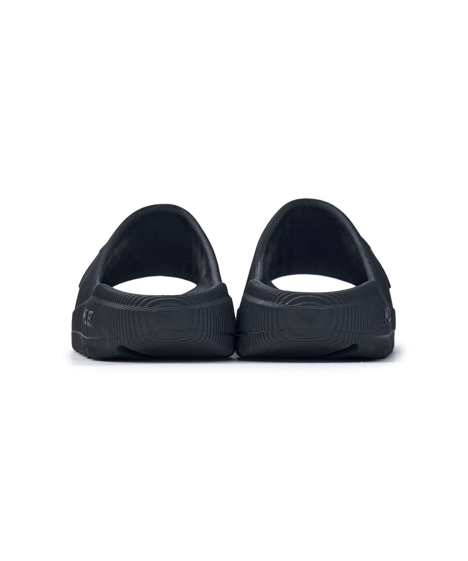 MLB Skipper Slide New York Yankees BLACK, sandales noires de la marque MLB, vue de face sur fond blanc.