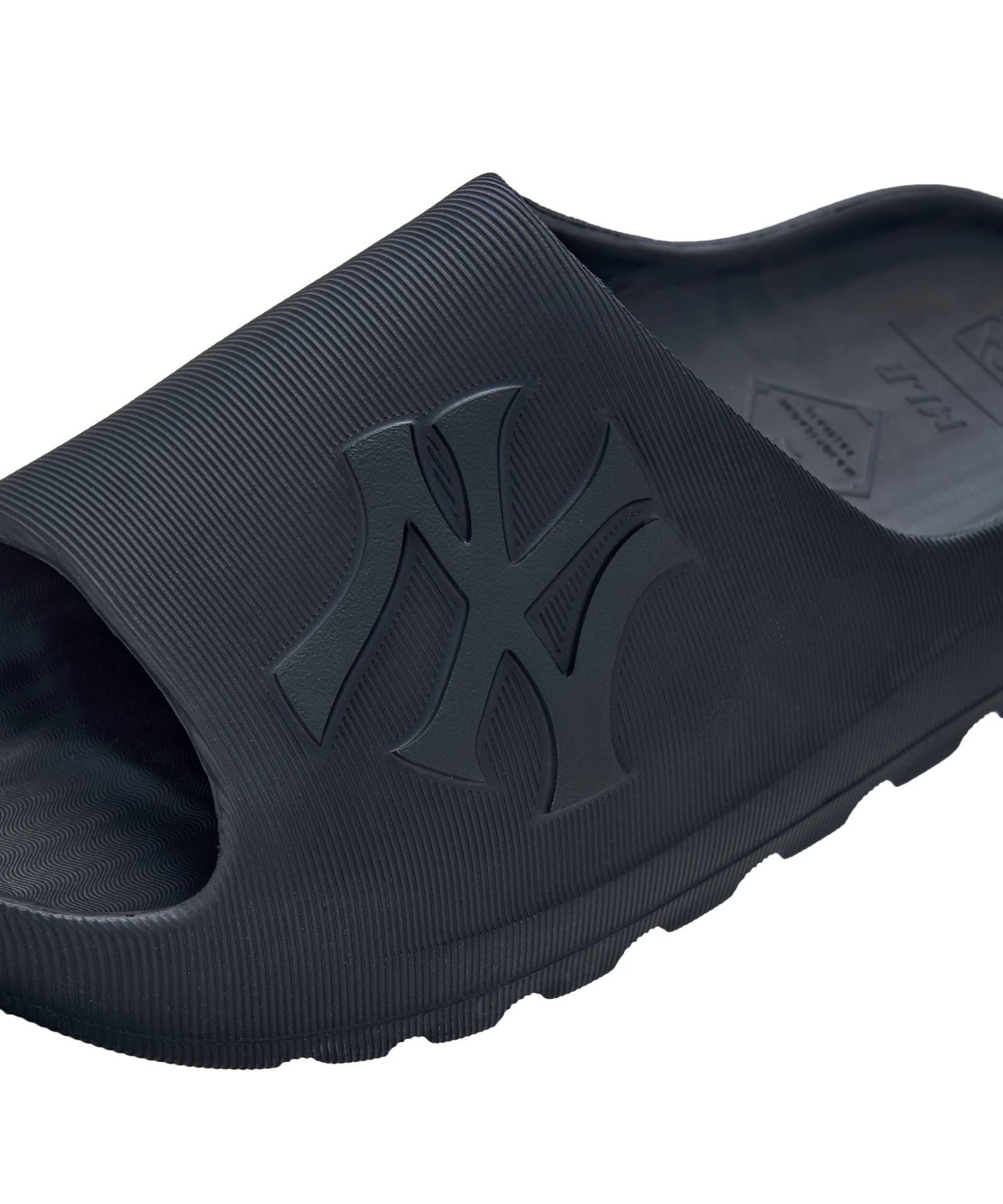 MLB Skipper Slide New York Yankees BLACK, chausson noir à semelle texturée, gros plan sur logo Yankees.