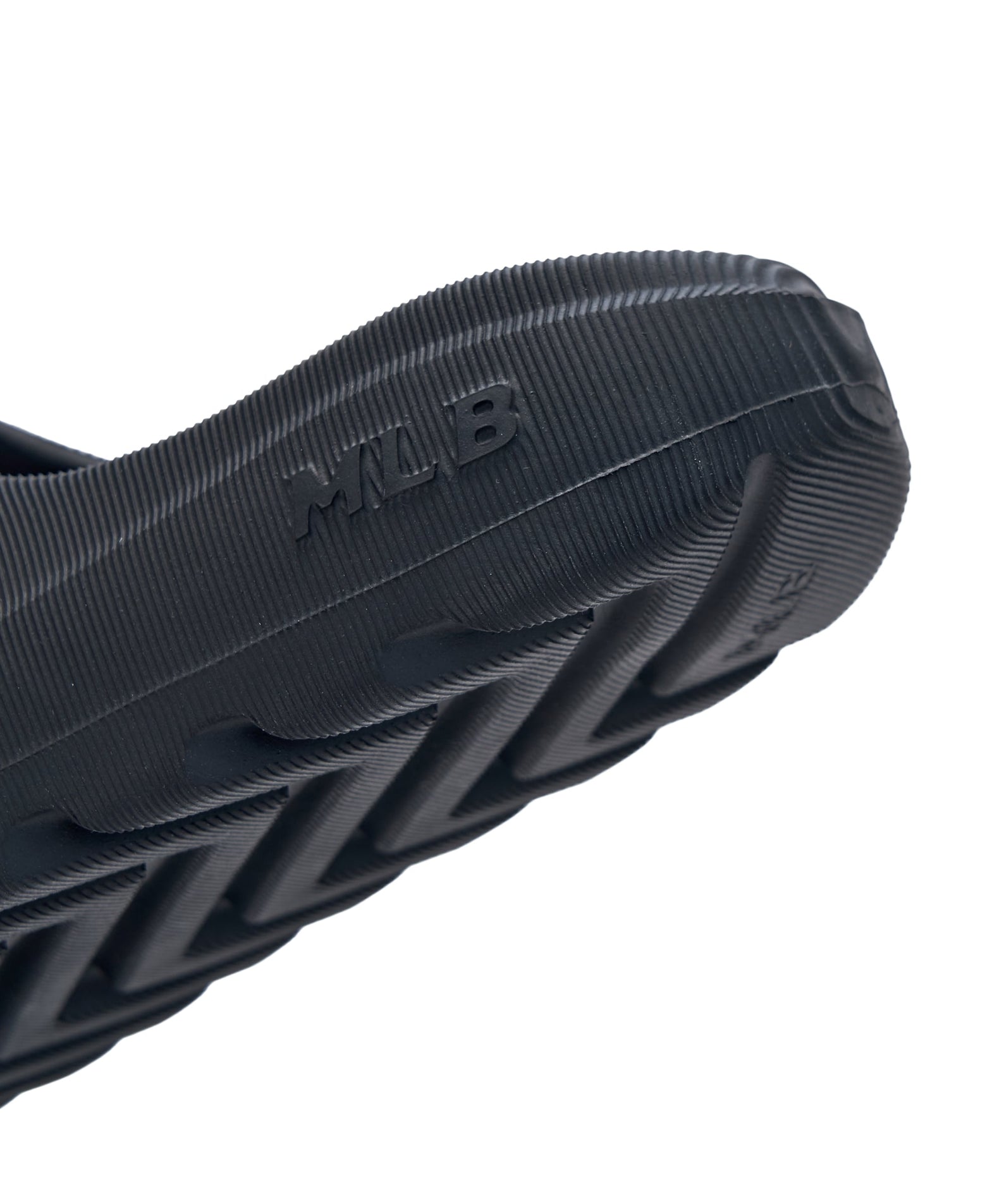 MLB Skipper Slide New York Yankees BLACK, visuel gros plan semelle noire avec texture et logo MLB, style plage.