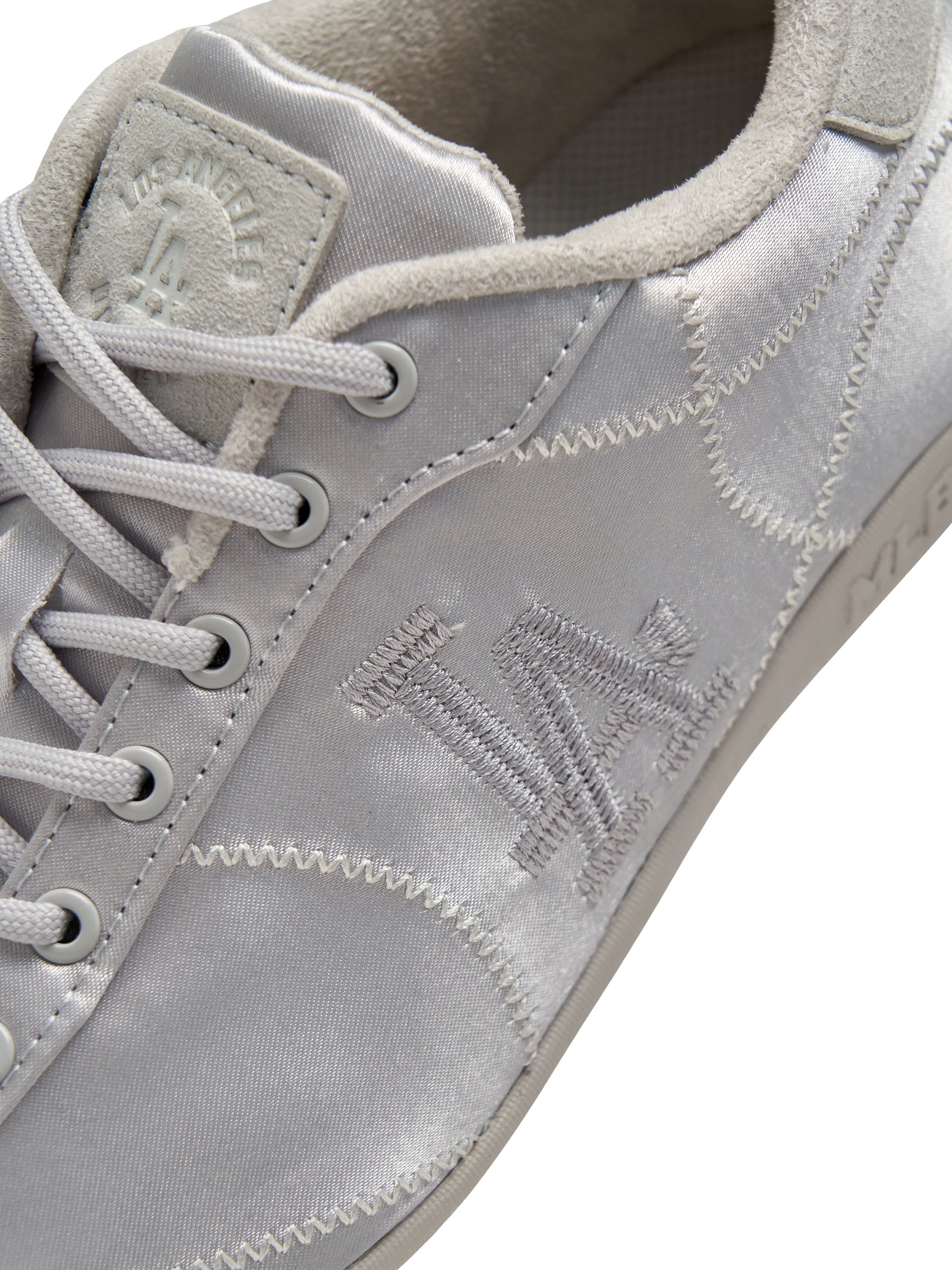 MLB Slick Powder LA Dodgers SILVER : gros plan sur chaussures argentées avec broderie Dodgers et lacets gris.