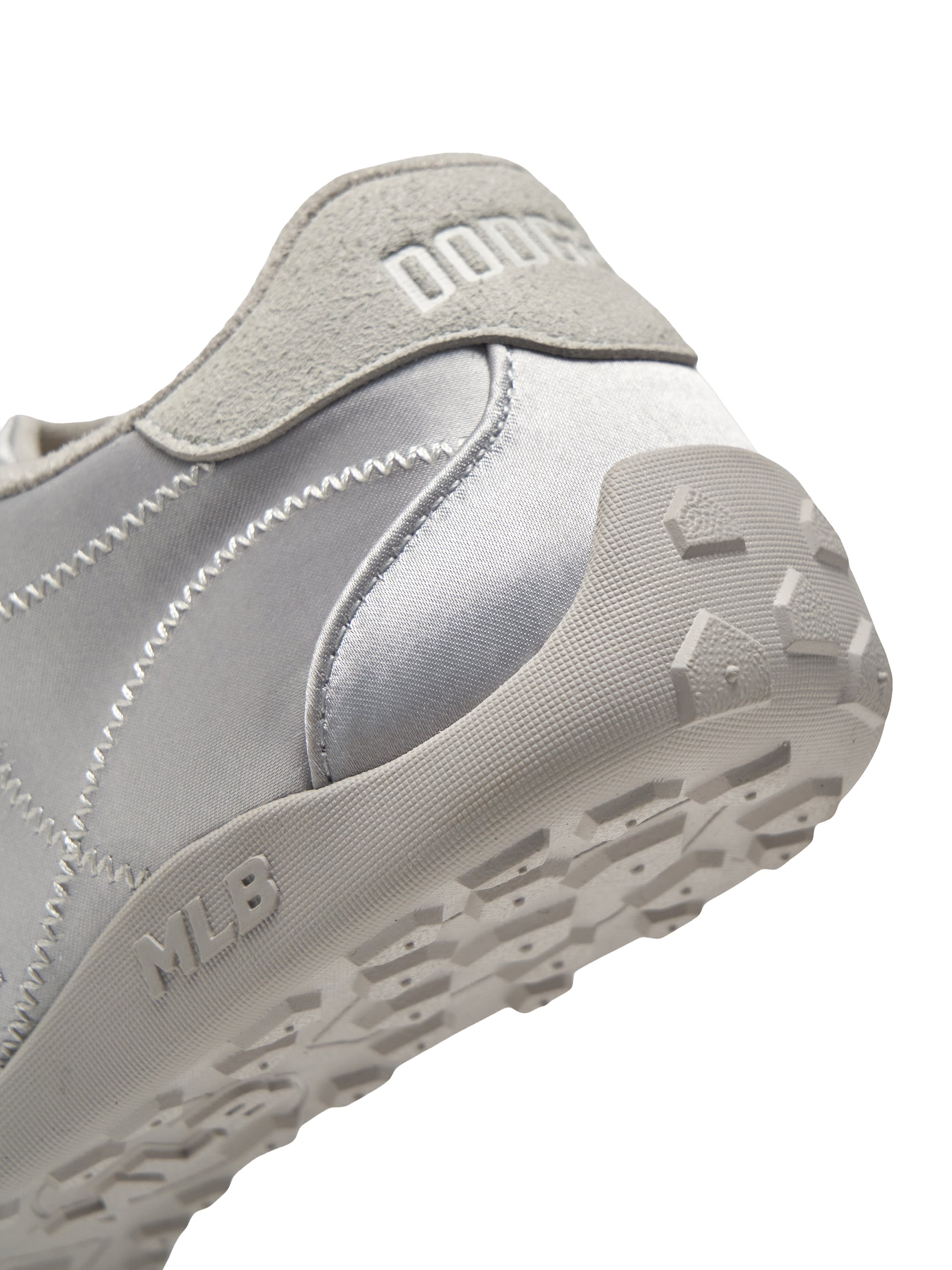 MLB Slick Powder LA Dodgers SILVER, chaussure MLB argentée, gros plan semelle crampons, style Dodgers.