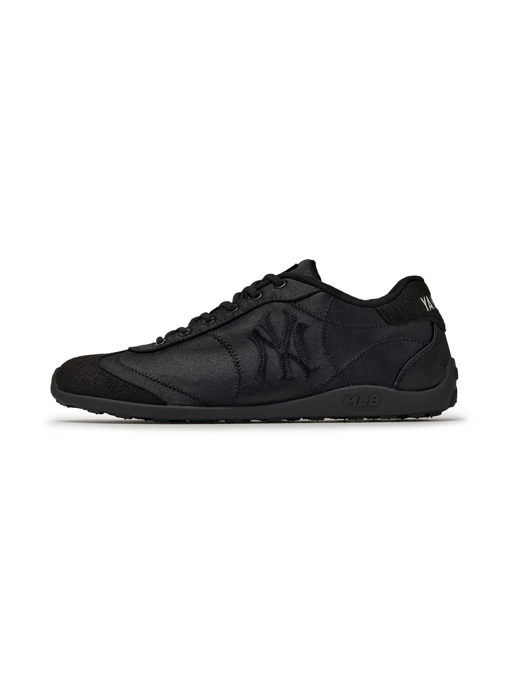 MLB Slick Powder New York Yankees BLACK, chaussure noire Yankees, marque MLB, fond noir, vue produit.