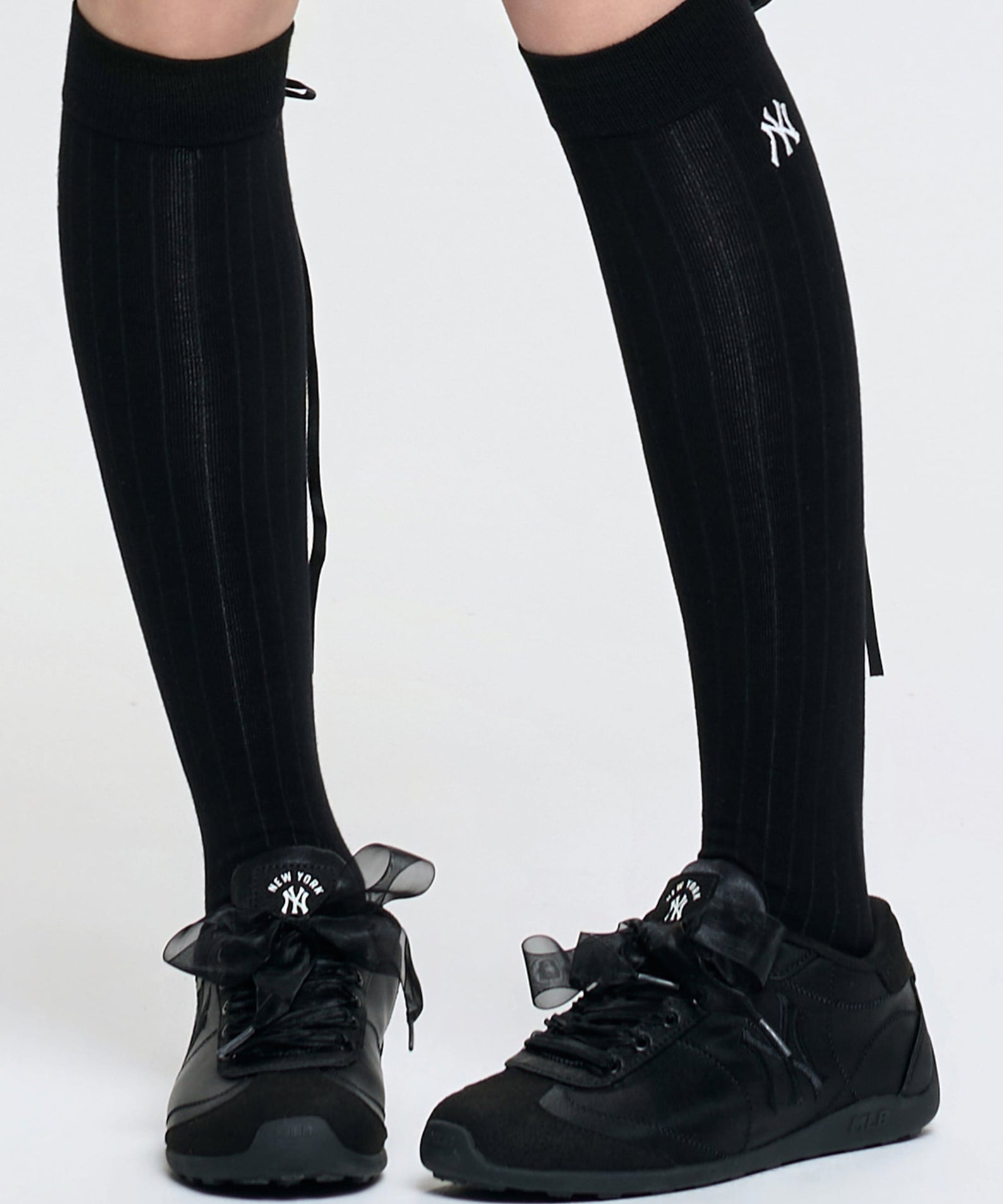 MLB Slick Powder New York Yankees BLACK, chaussettes et baskets noires Yankees, en studio sur fond blanc.