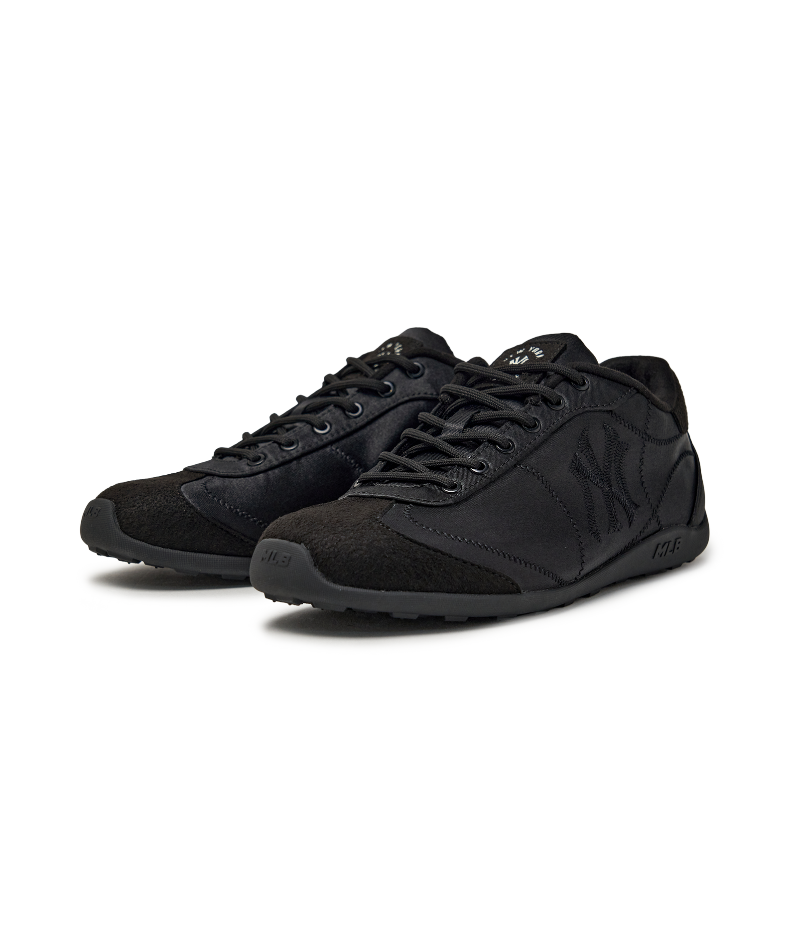 MLB Slick Powder New York Yankees BLACK : chaussures noires du logo Yankees, vue produit sur fond noir