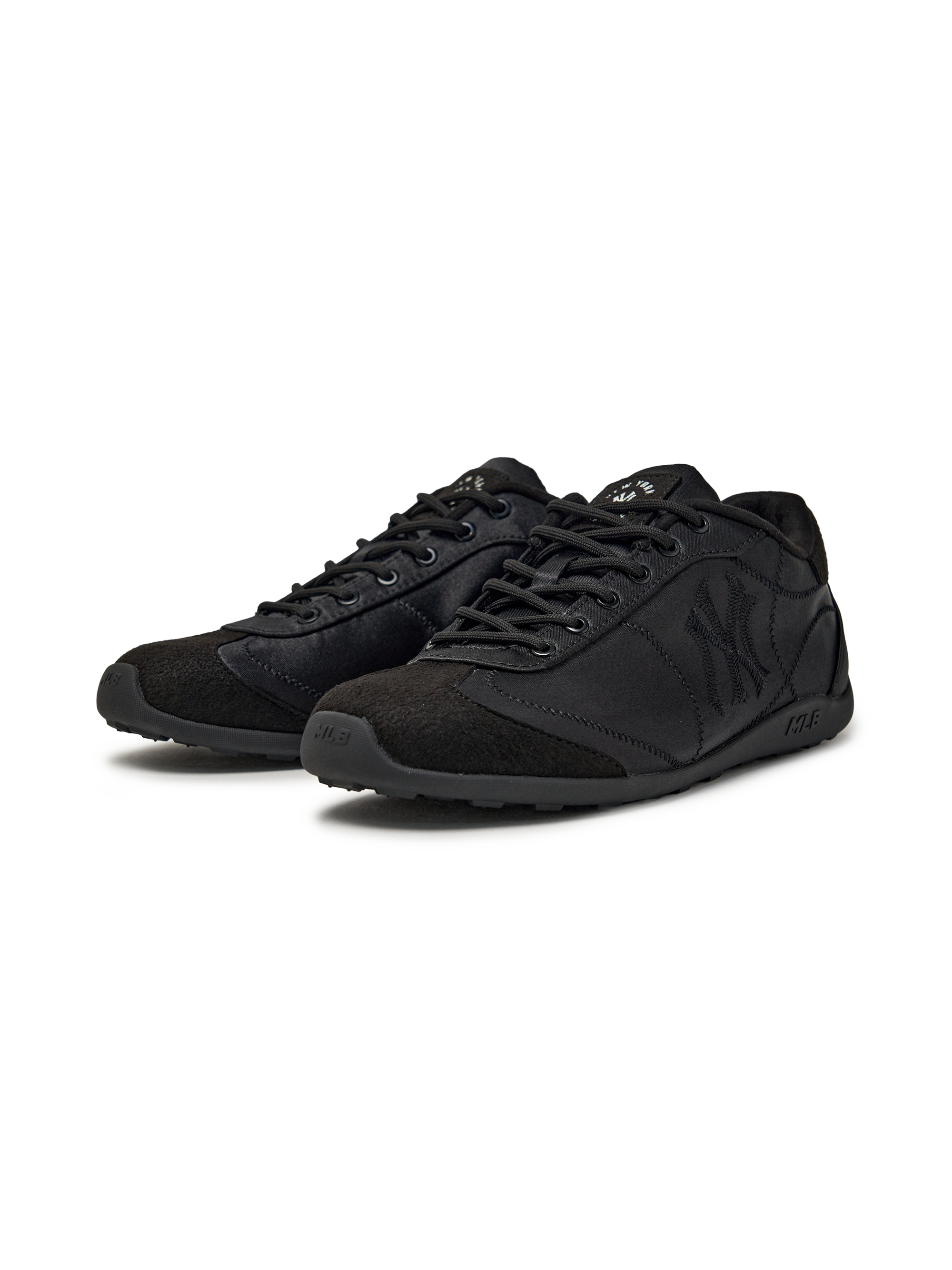 MLB Slick Powder New York Yankees BLACK : chaussures noires du logo Yankees, vue produit sur fond noir