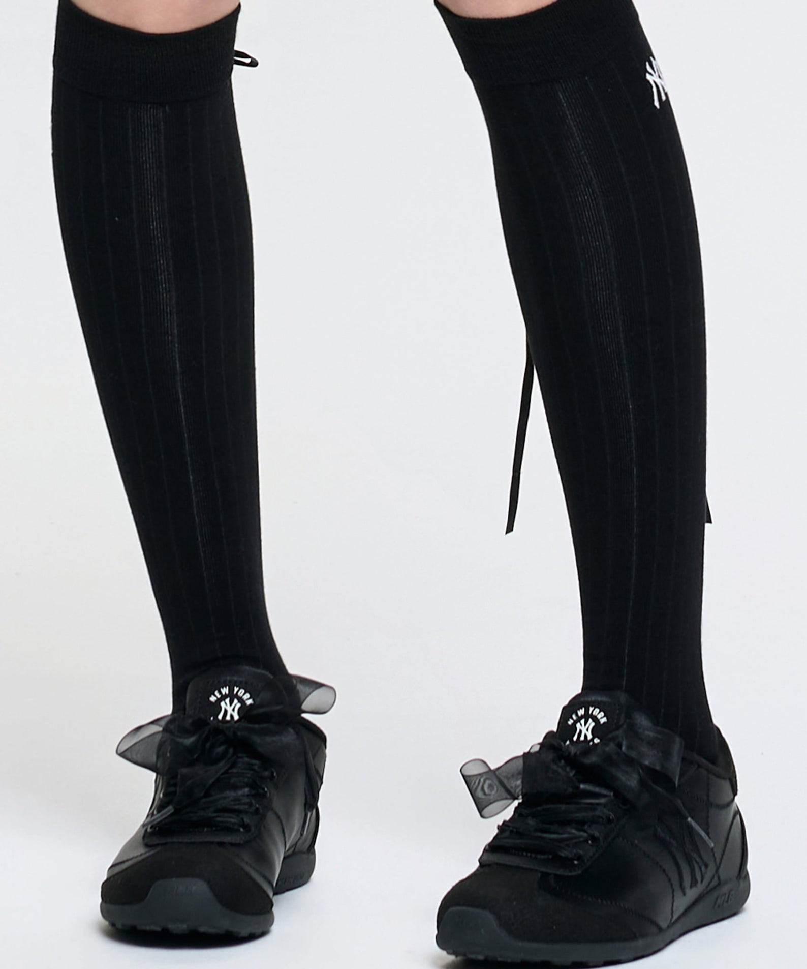 MLB Slick Powder New York Yankees BLACK, chaussures noires avec chaussettes MLB, vue sur pieds sur fond blanc.