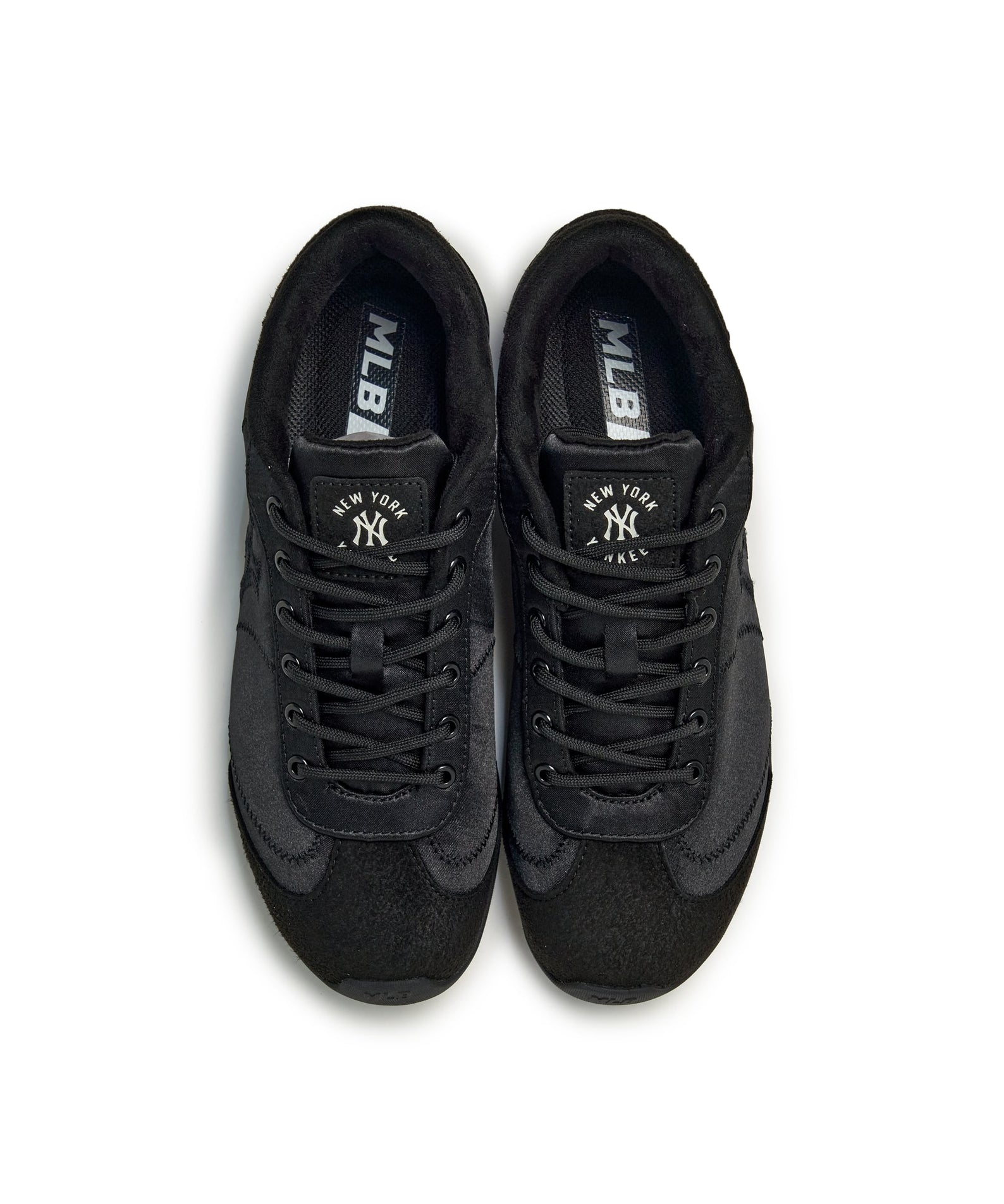 MLB Slick Powder New York Yankees BLACK : chaussures noires MLB avec logo NY, vue de dessus sur fond blanc.