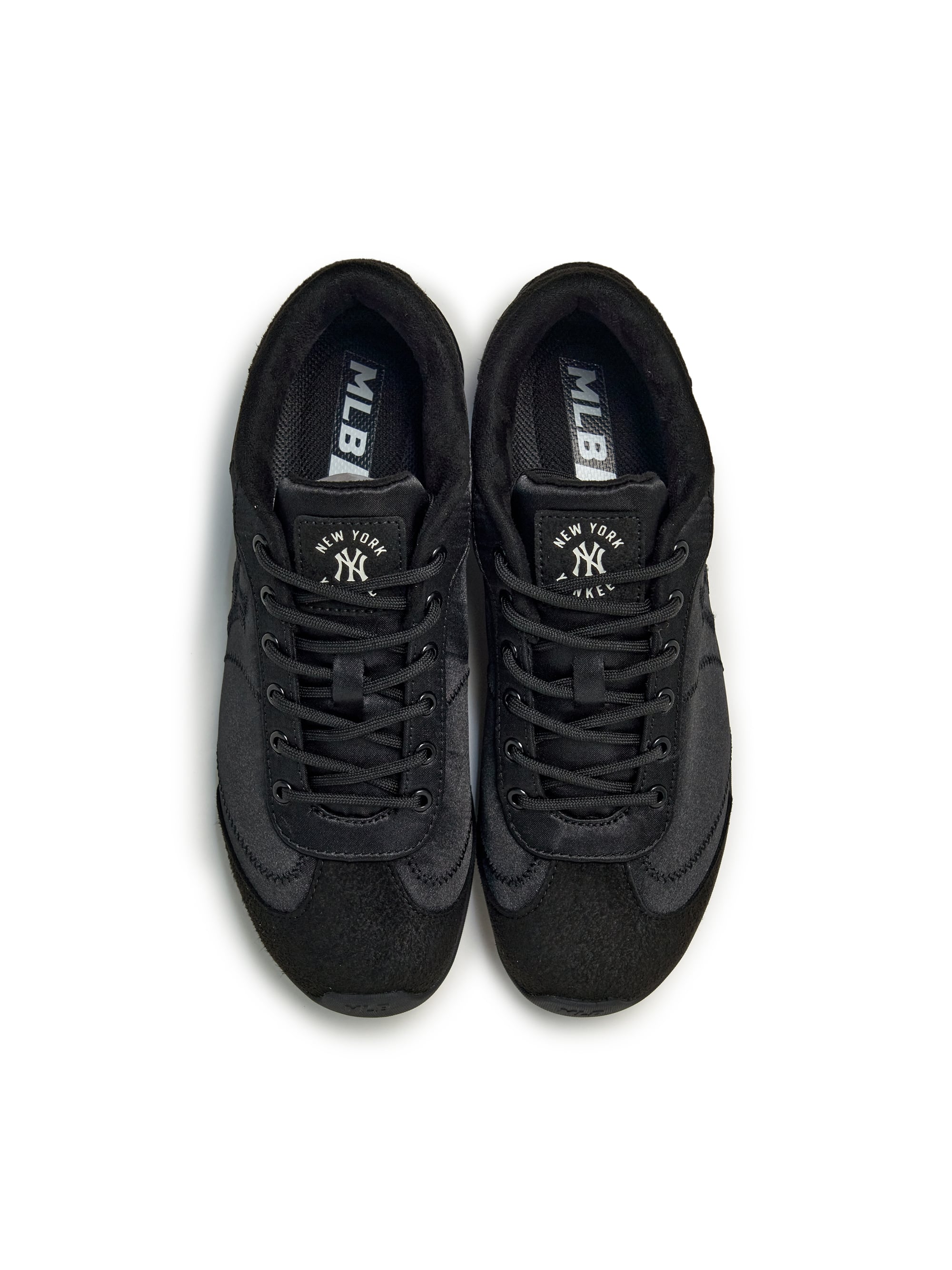 MLB Slick Powder New York Yankees BLACK : chaussures noires MLB avec logo NY, vue de dessus sur fond blanc.