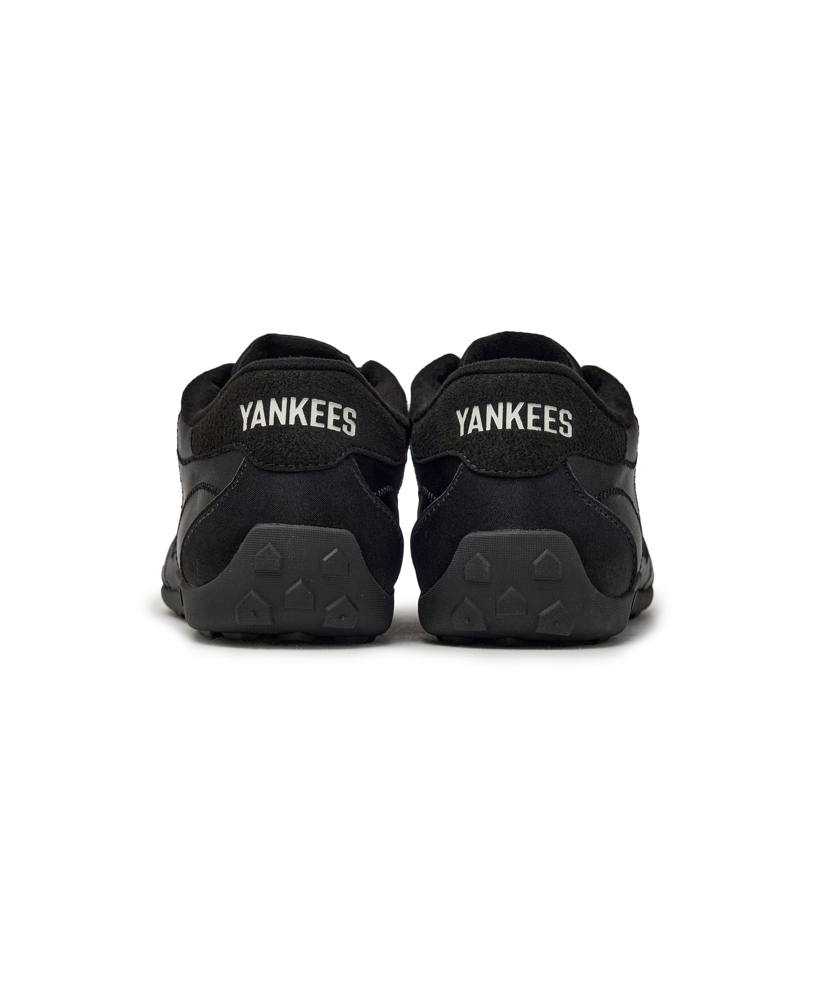 MLB Slick Powder New York Yankees BLACK, chaussures de la marque Yankees en noir, vue arrière sur fond blanc.