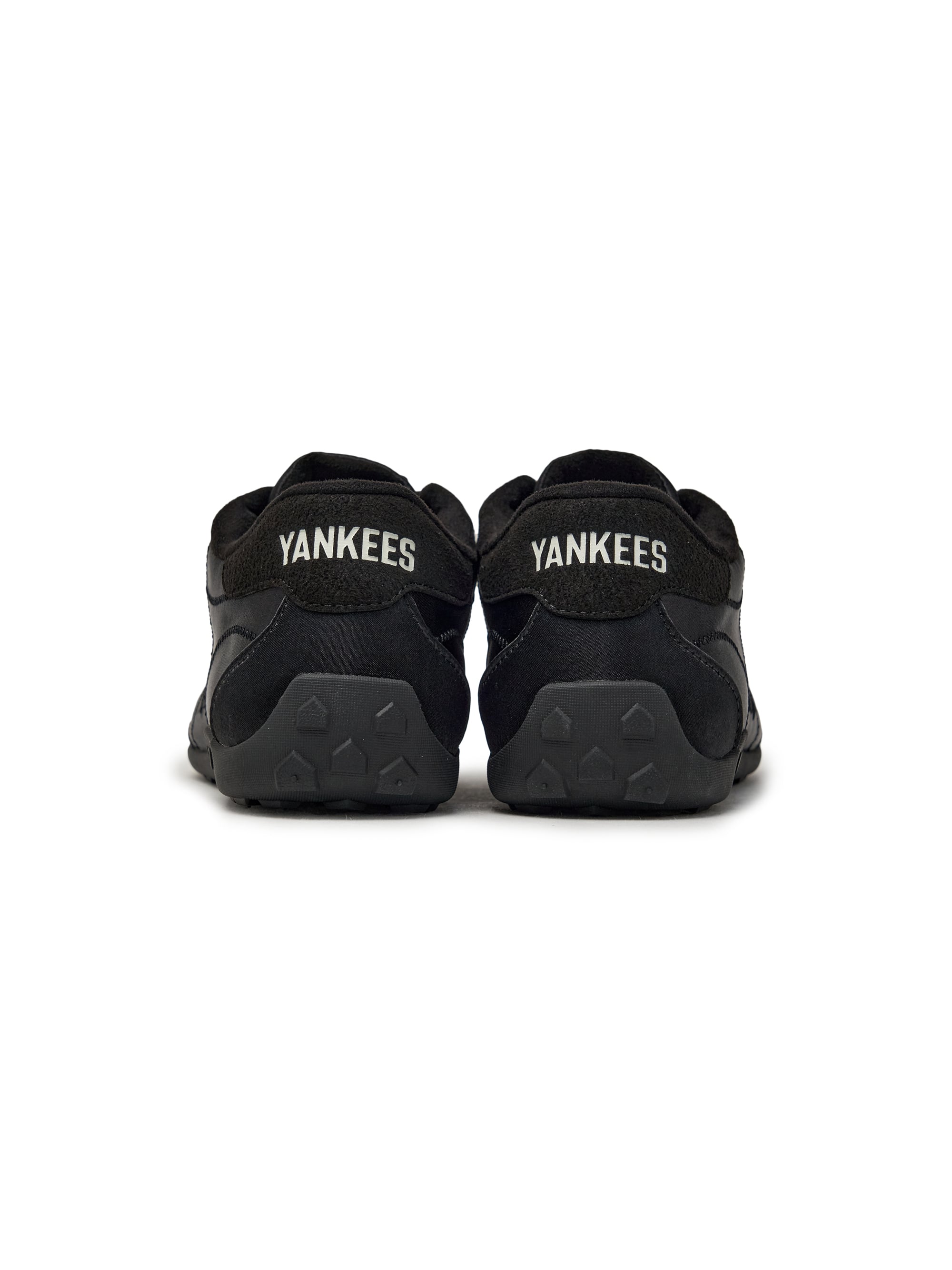 MLB Slick Powder New York Yankees BLACK, chaussures de la marque Yankees en noir, vue arrière sur fond blanc.