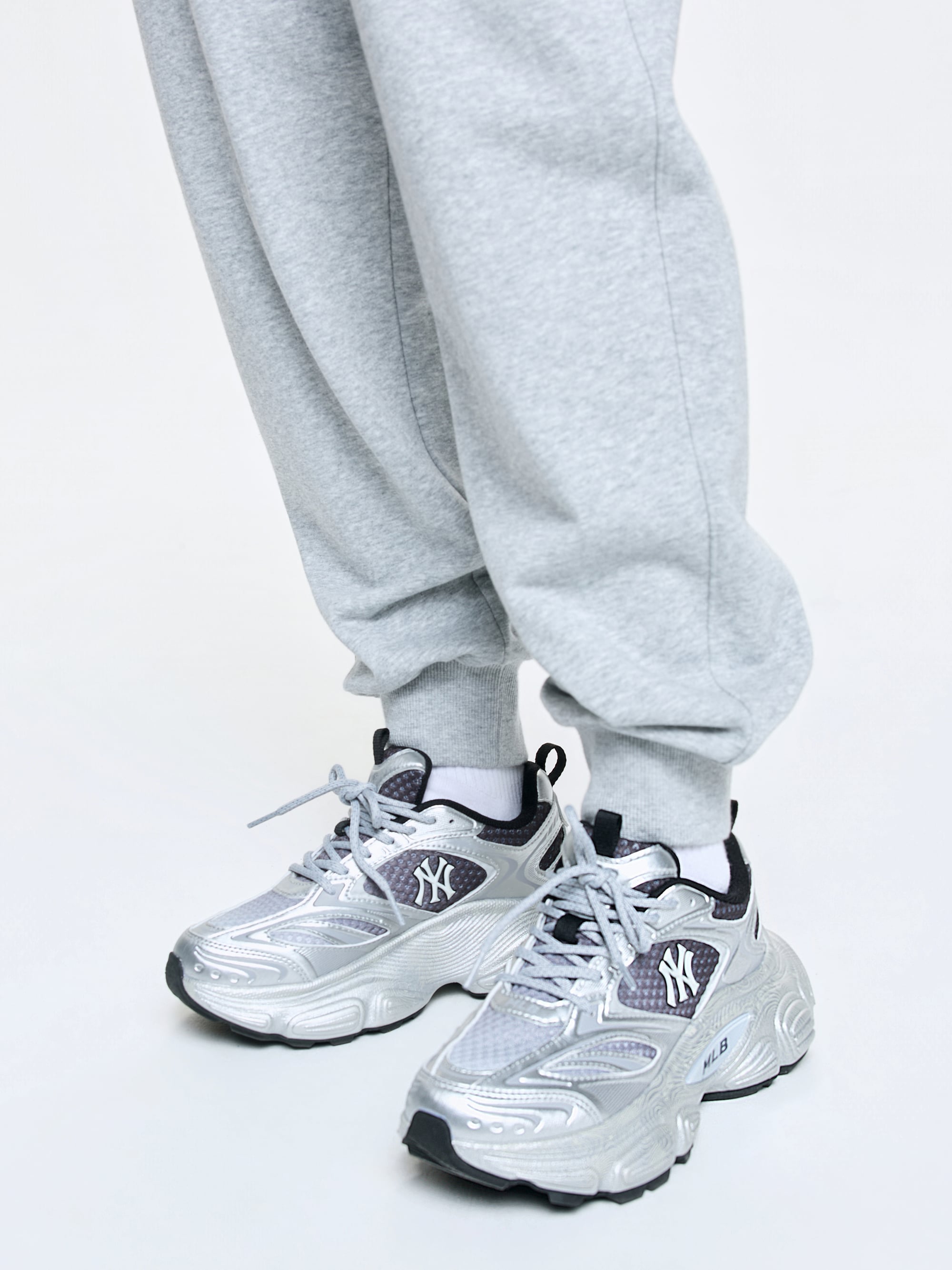 MLB Winner Chunky SV New York Yankees SILVER : sneakers argentées, gros semelles, logo NY, sur fond clair.