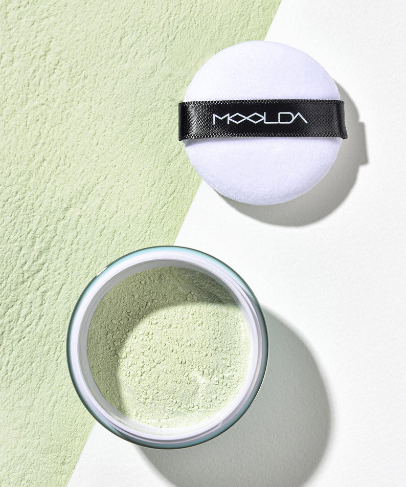 Poudre de finition MOOLDA, maquillage léger et lisse, texture fine pour une peau parfaite, pot ouvert avec houppette élégante