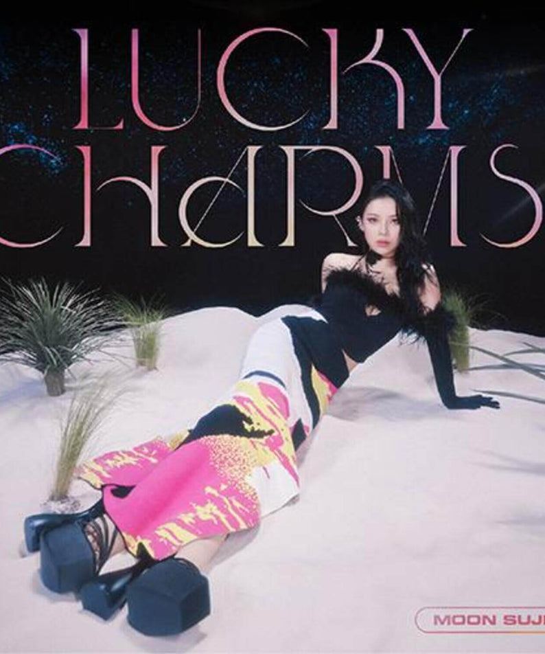 MOON SUJIN - [Lucky Charms!] - Album Kpop : cover avec MOON SUJIN allongée sur décor blanc, texte violet, charme visuel