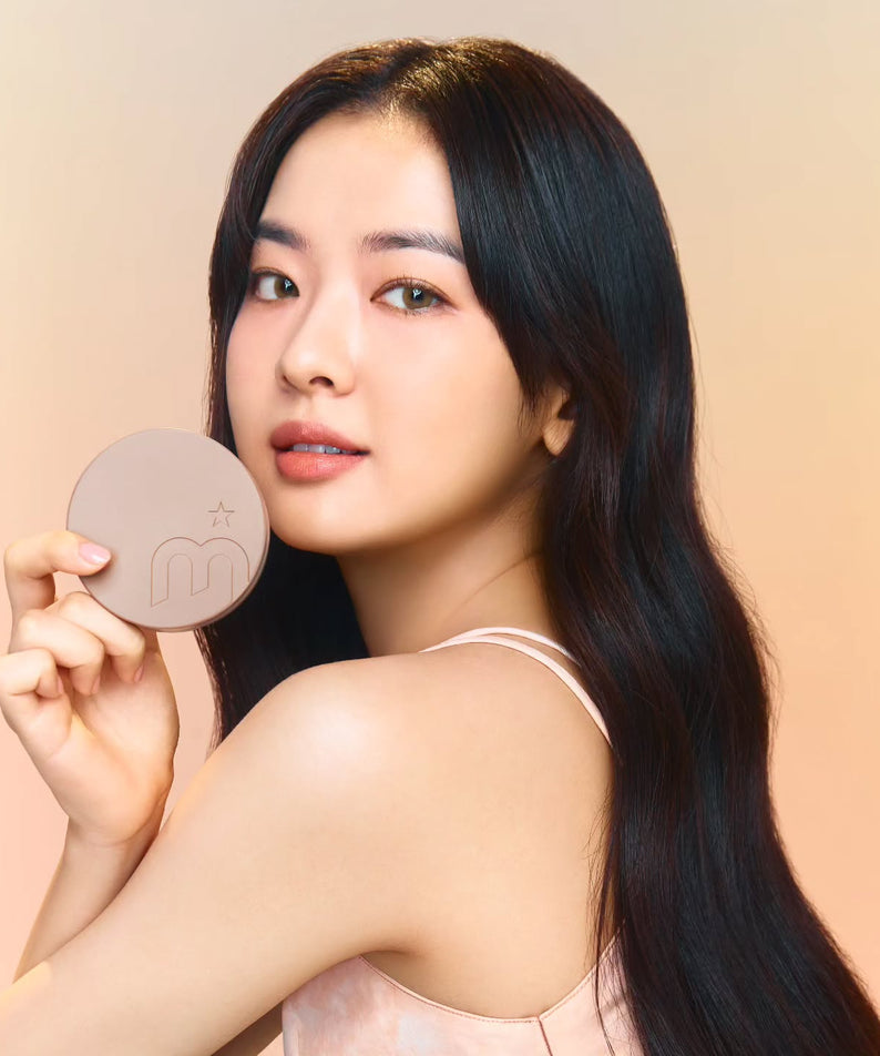 Femme posant avec MOONSHOT Conscious Fit Cushion Foundation sur fond dégradé beige.