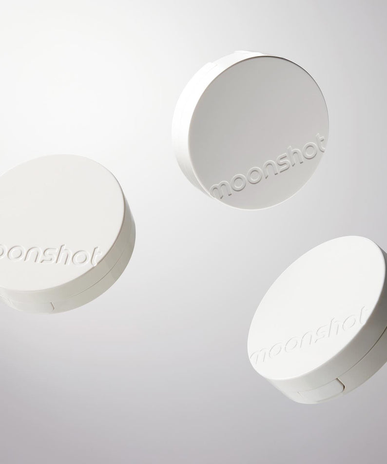 MOONSHOT Conscious Fit Glow Cushion Foundation en boîtier blanc élégant, produit cosmétique de luxe pour un teint lumineux et naturel.