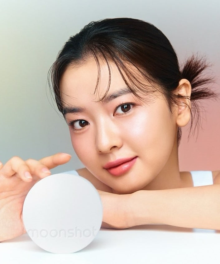 MOONSHOT Conscious Fit Glow Cushion Foundation - femme souriante avec fond de teint radieux en main