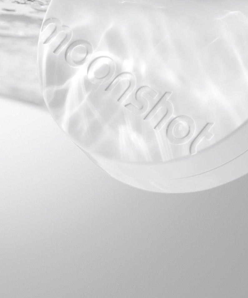 MOONSHOT Conscious Fit Glow Cushion Foundation dans une lumière diffuse, ambiance lumineuse et élégante du produit cosmétique.