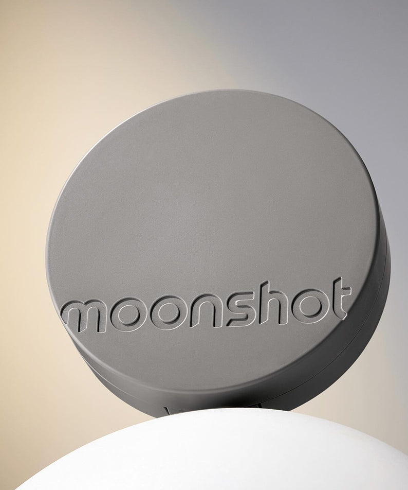 MOONSHOT Conscious Fit Matte Cushion Foundation sur un fond minimaliste gris et blanc, cosmétique élégant et moderne.
