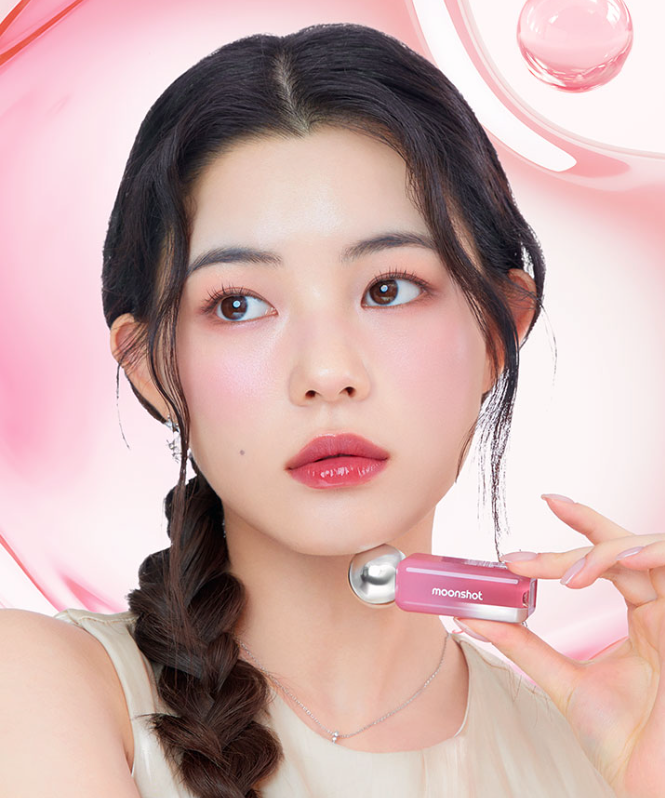 MOONSHOT Jelly Moon Glow Tint de la marque MOONSHOT, maquillage effet jelly sur fond rose avec modèle maquillée