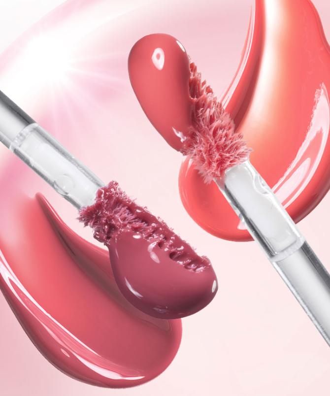 MOONSHOT Jelly Moon Glow Tint, marque MOONSHOT, maquillage lèvres brillantes en gel rouge sur fond rose lumineux.