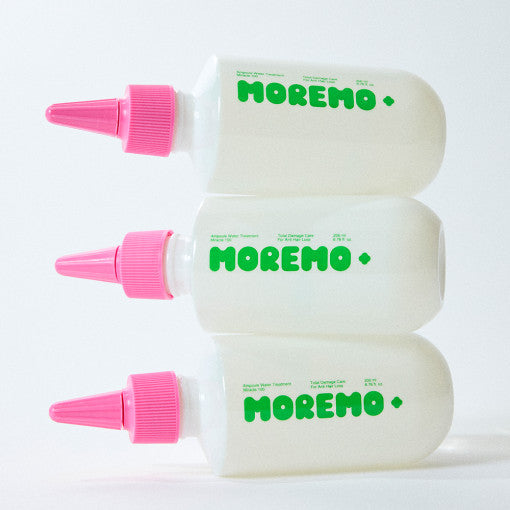 MOREMO Ampoule Water Treatment Miracle 100, ampoules hydratantes à goutte rose, produits de la marque MOREMO sur fond blanc