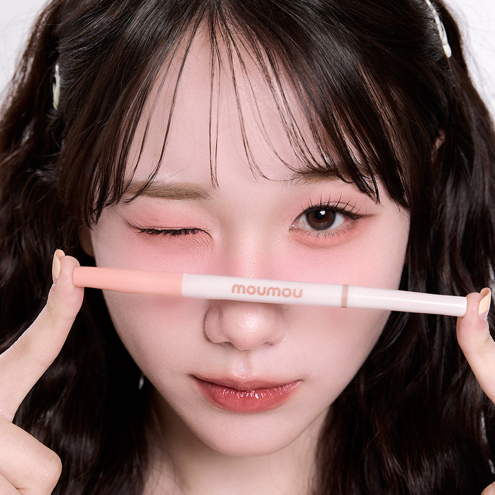 MOUMOU  Aegyo Flirting Easy Fit Duo, femme appliquant un correcteur crème rose sur le visage, marque visible.