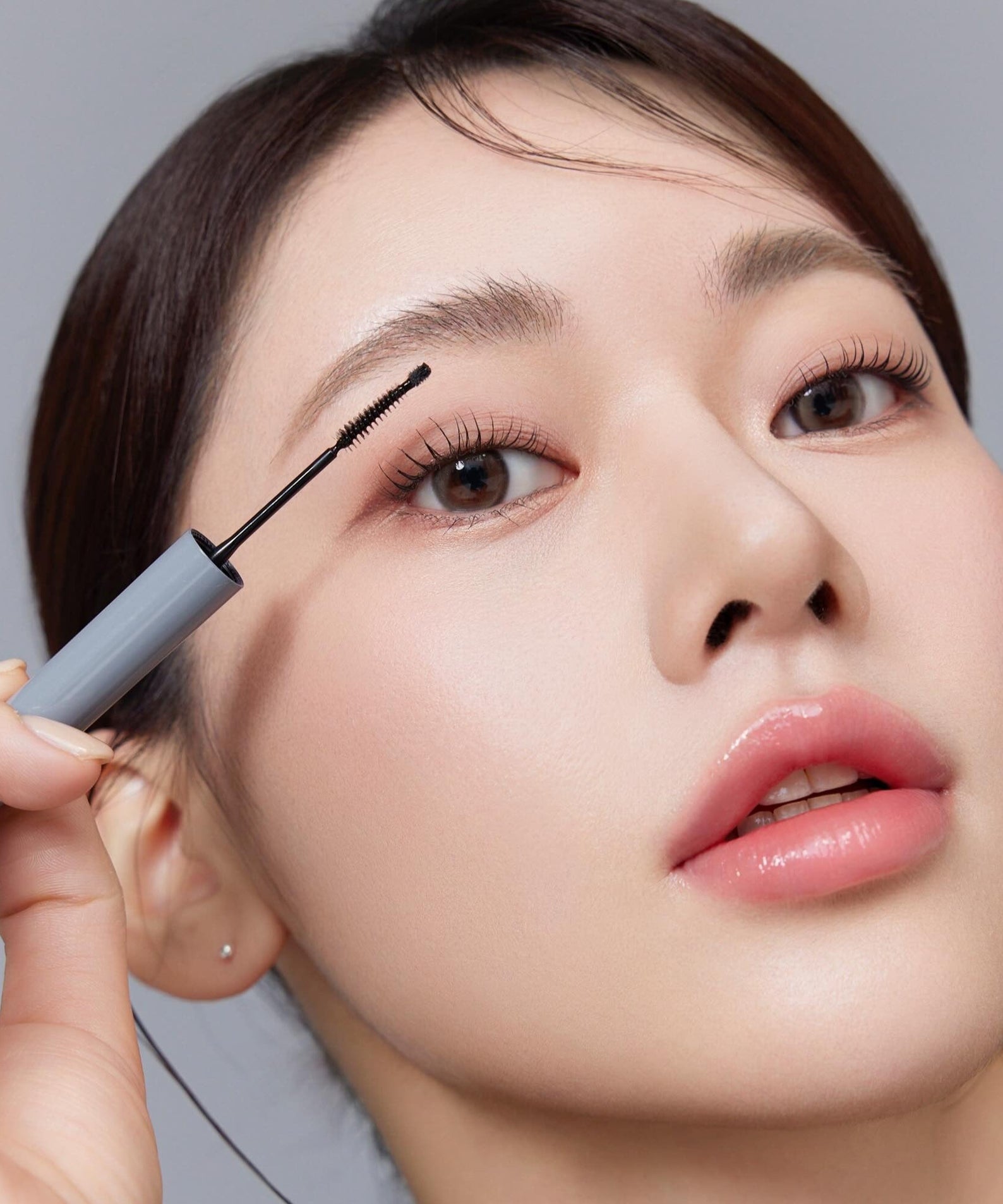 MUDE Eye Eye Ting Ting Serum Shot de la marque MUDE, sérum contour des yeux sur une femme maquillage, gros plan.