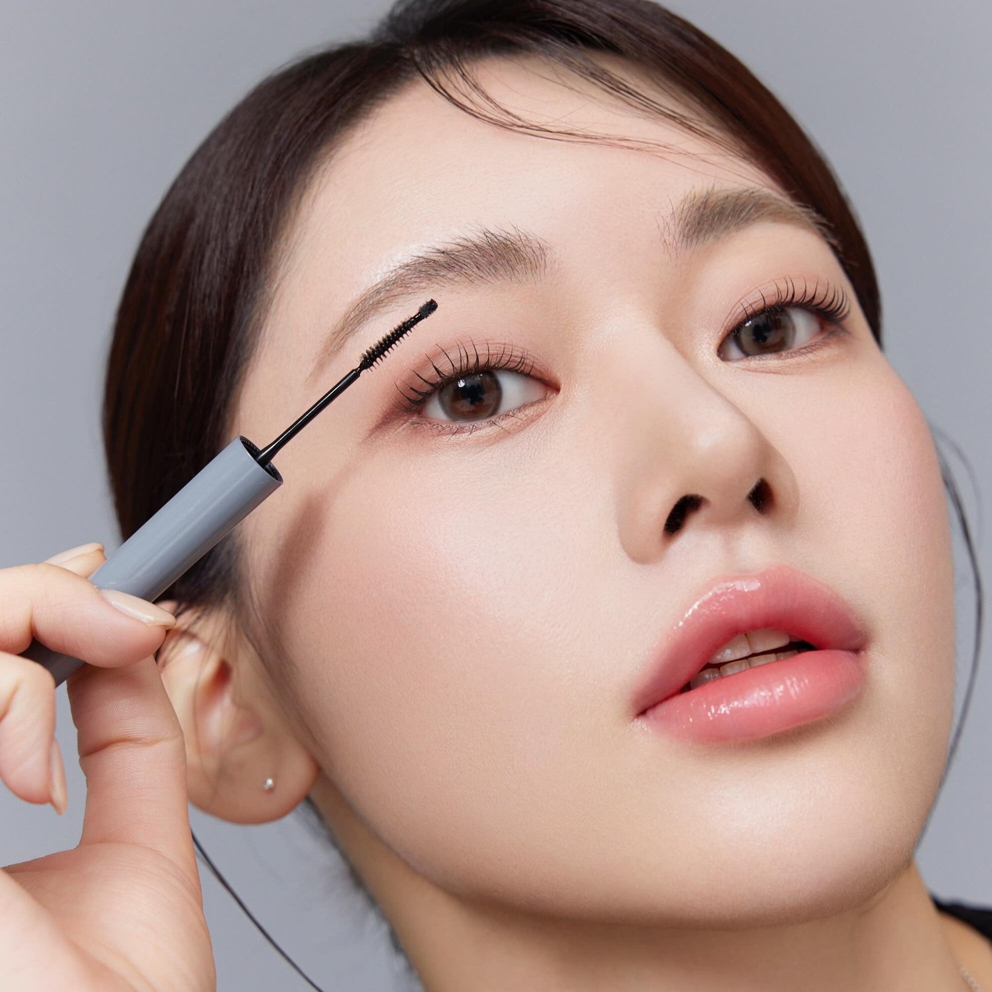 MUDE Eye Eye Ting Ting Serum Shot de la marque MUDE, sérum contour des yeux sur une femme maquillage, gros plan.